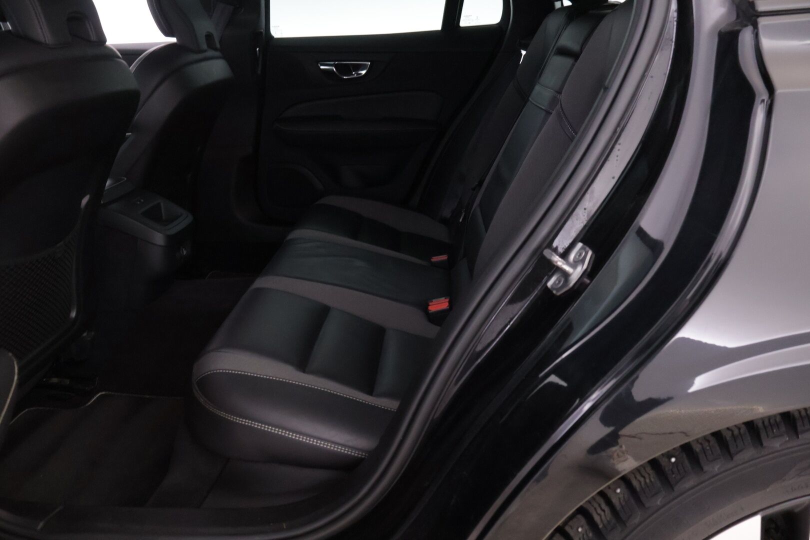 Volvo V60 2020 D4 AWD Business R-Design aut *Webasto / Sähkömuisti kuskin penkki / P. kamera / ACC / BLISS / Vetokoukku / Keyless* - Suomi-auto / Juuri huollettu / Volvo On Call / High performance Audio / Ratinlämmitys / Puskurin alle taittuva vetokoukku / Full-LED Active High Beam 