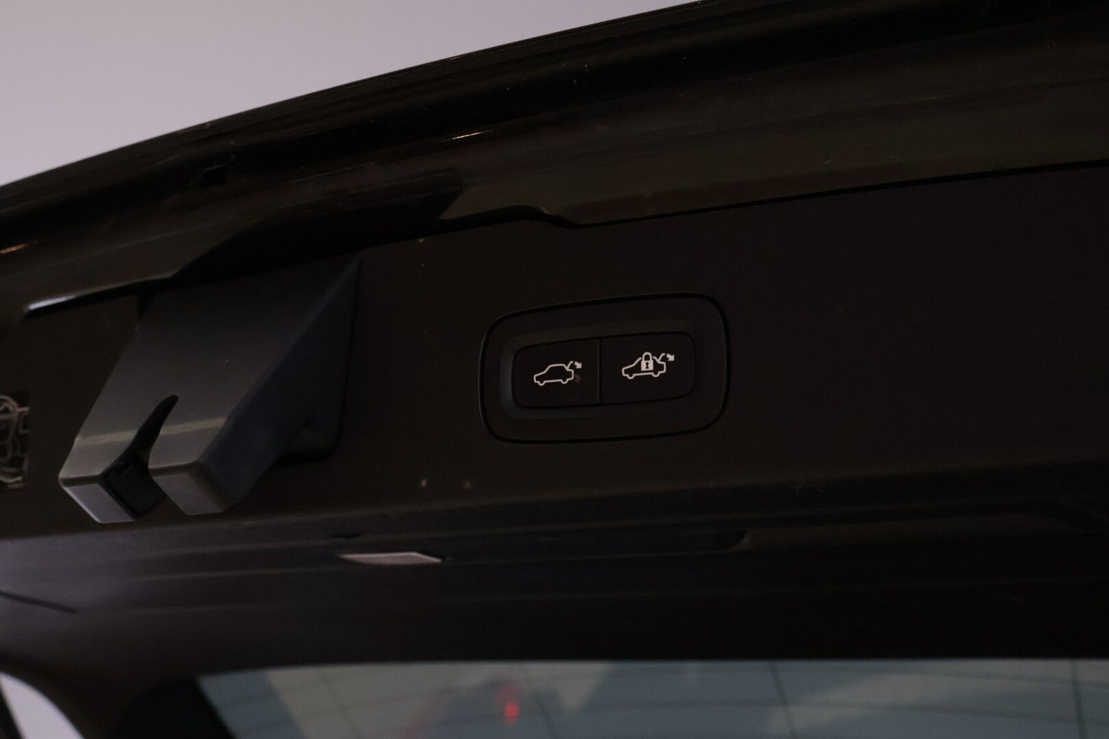 Volvo V60 2020 D4 AWD Business R-Design aut *Webasto / Sähkömuisti kuskin penkki / P. kamera / ACC / BLISS / Vetokoukku / Keyless* - Suomi-auto / Juuri huollettu / Volvo On Call / High performance Audio / Ratinlämmitys / Puskurin alle taittuva vetokoukku / Full-LED Active High Beam 