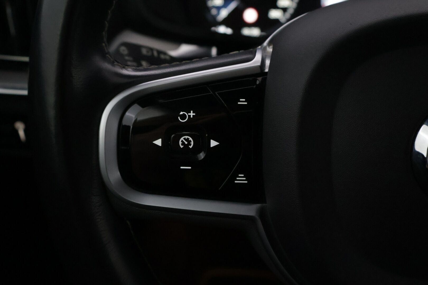 Volvo V60 2020 D4 AWD Business R-Design aut *Webasto / Sähkömuisti kuskin penkki / P. kamera / ACC / BLISS / Vetokoukku / Keyless* - Suomi-auto / Juuri huollettu / Volvo On Call / High performance Audio / Ratinlämmitys / Puskurin alle taittuva vetokoukku / Full-LED Active High Beam 