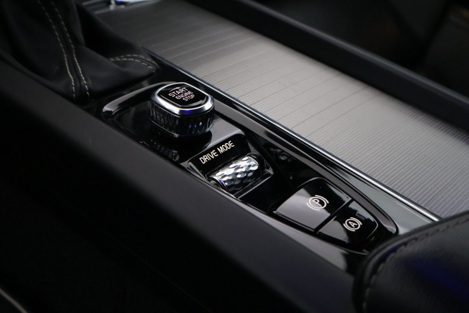 Volvo V60 2020 D4 AWD Business R-Design aut *Webasto / Sähkömuisti kuskin penkki / P. kamera / ACC / BLISS / Vetokoukku / Keyless* - Suomi-auto / Juuri huollettu / Volvo On Call / High performance Audio / Ratinlämmitys / Puskurin alle taittuva vetokoukku / Full-LED Active High Beam 