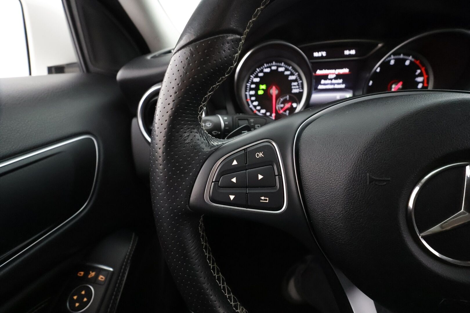 Mercedes-Benz GLA 2018 180 A Premium Business * Vakkari / P.kamera / LED / Navi / Sporttinahat / Apple&Android * - Kahdet renkaat aluvanteilla