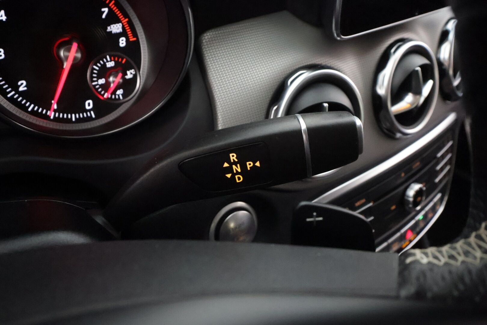 Mercedes-Benz GLA 2018 180 A Premium Business * Vakkari / P.kamera / LED / Navi / Sporttinahat / Apple&Android * - Kahdet renkaat aluvanteilla