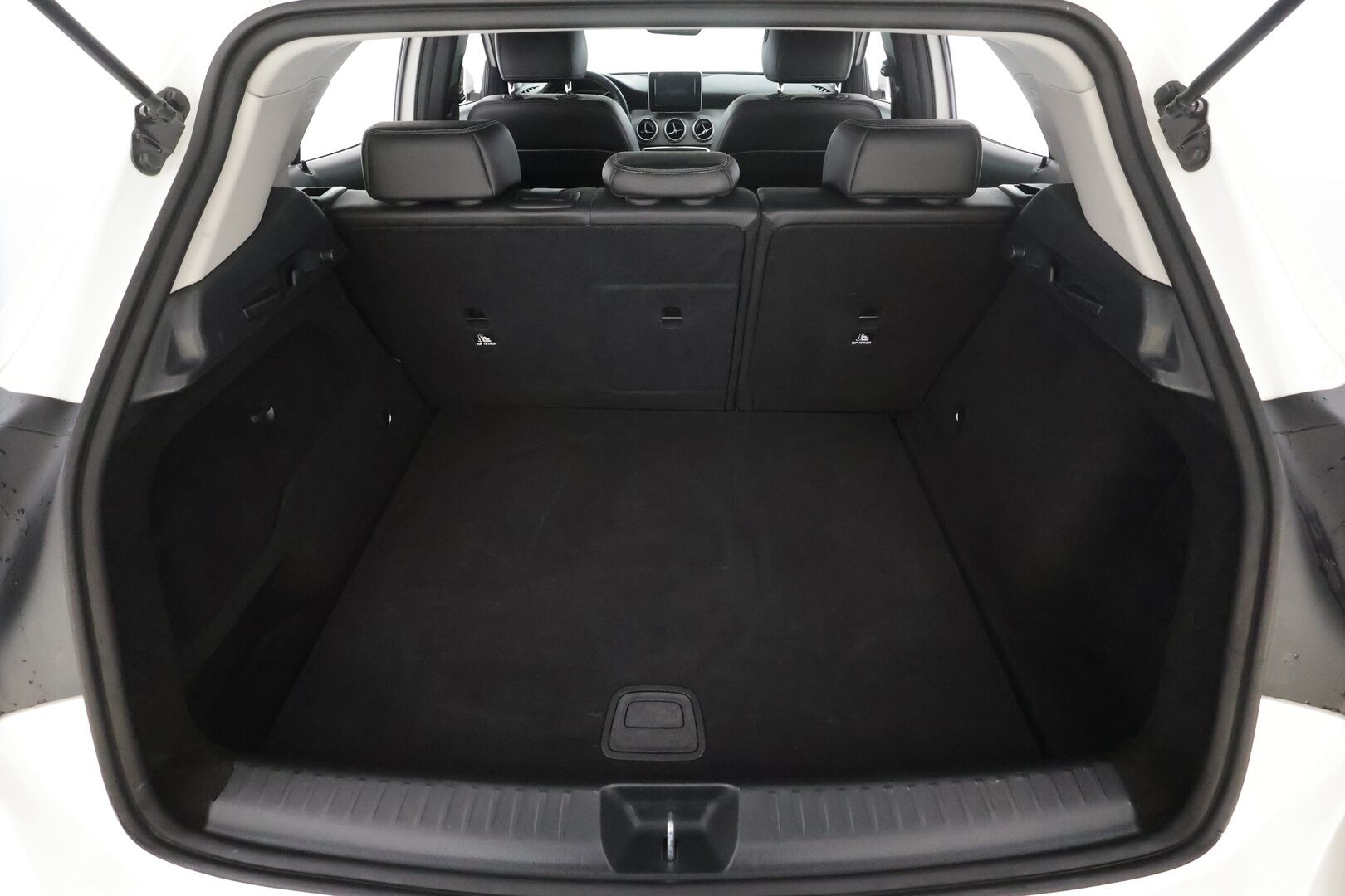 Mercedes-Benz GLA 2018 180 A Premium Business * Vakkari / P.kamera / LED / Navi / Sporttinahat / Apple&Android * - Kahdet renkaat aluvanteilla