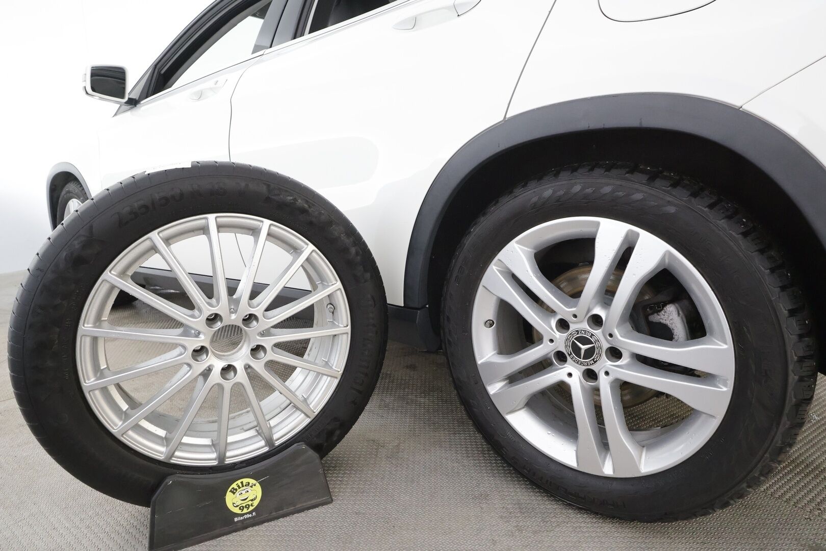 Mercedes-Benz GLA 2018 180 A Premium Business * Vakkari / P.kamera / LED / Navi / Sporttinahat / Apple&Android * - Kahdet renkaat aluvanteilla