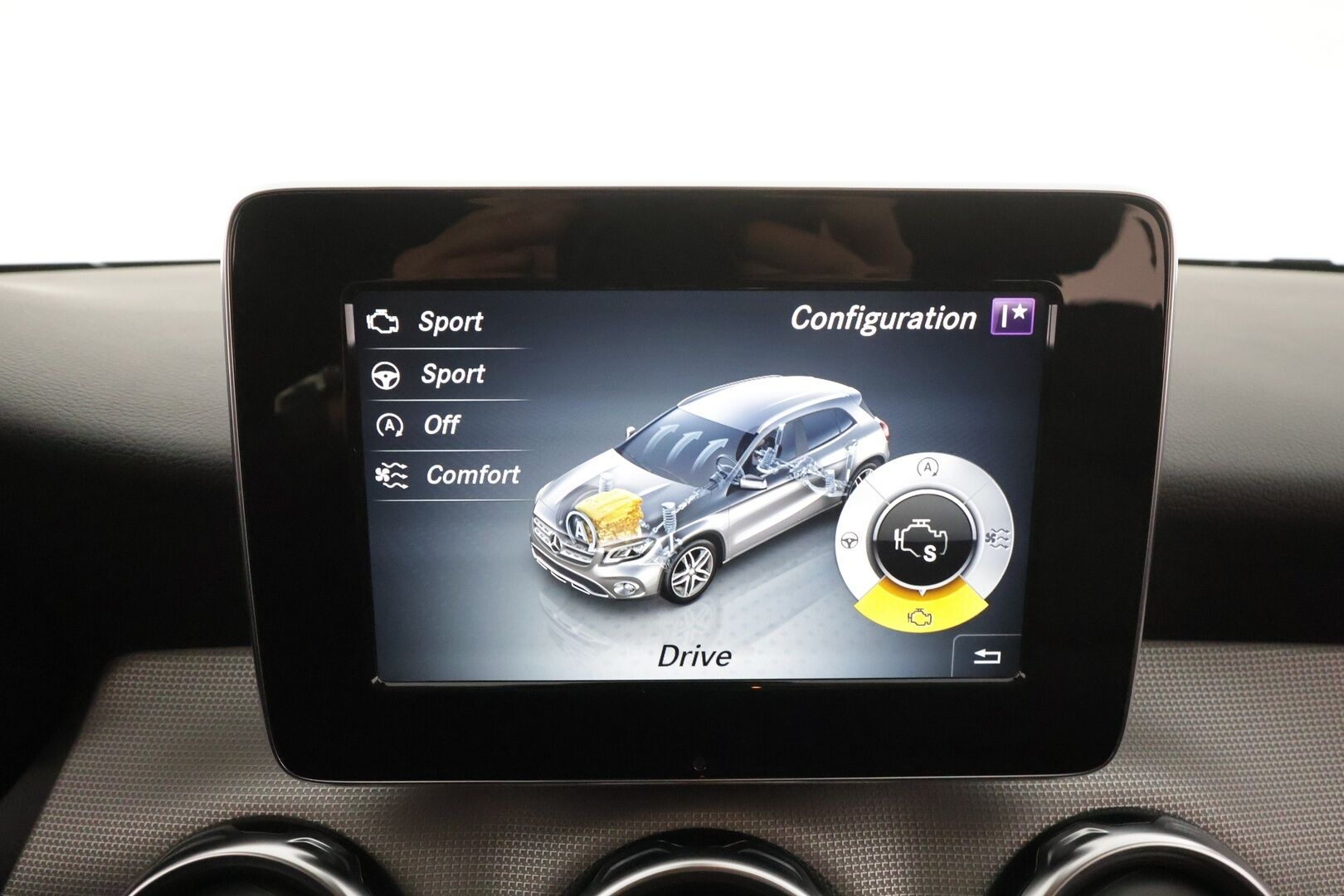 Mercedes-Benz GLA 2018 180 A Premium Business * Vakkari / P.kamera / LED / Navi / Sporttinahat / Apple&Android * - Kahdet renkaat aluvanteilla