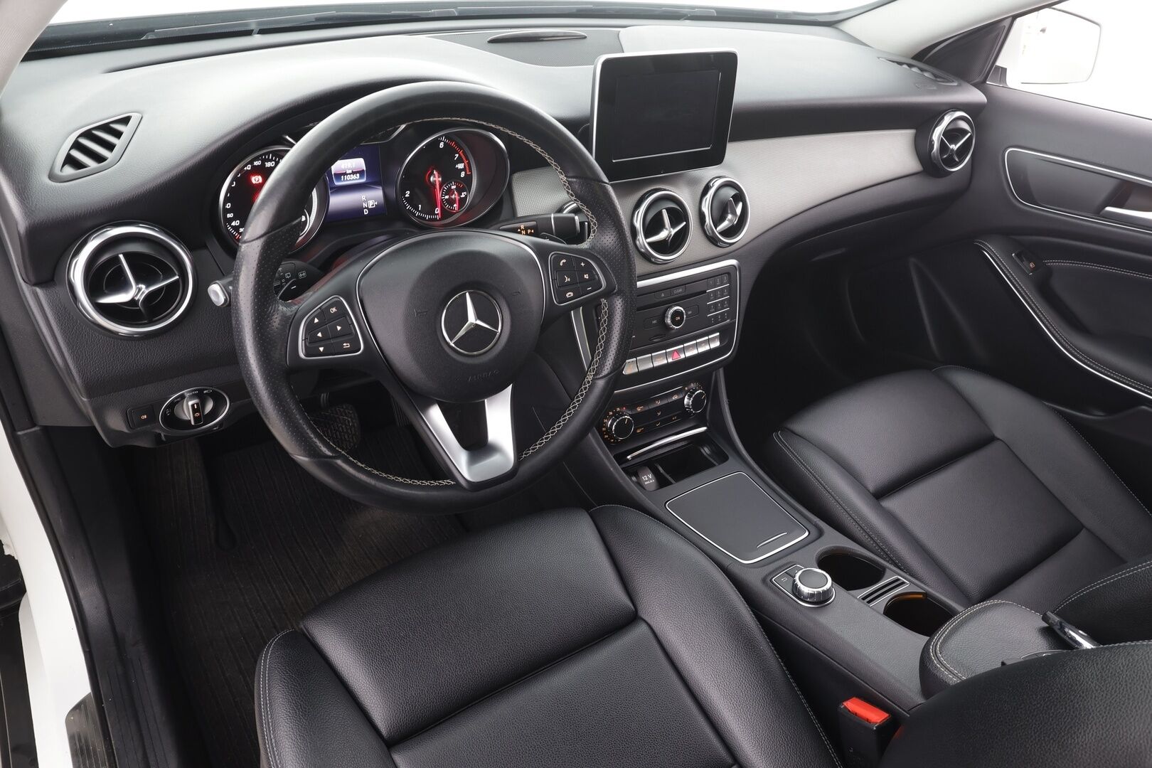 Mercedes-Benz GLA 2018 180 A Premium Business * Vakkari / P.kamera / LED / Navi / Sporttinahat / Apple&Android * - Kahdet renkaat aluvanteilla