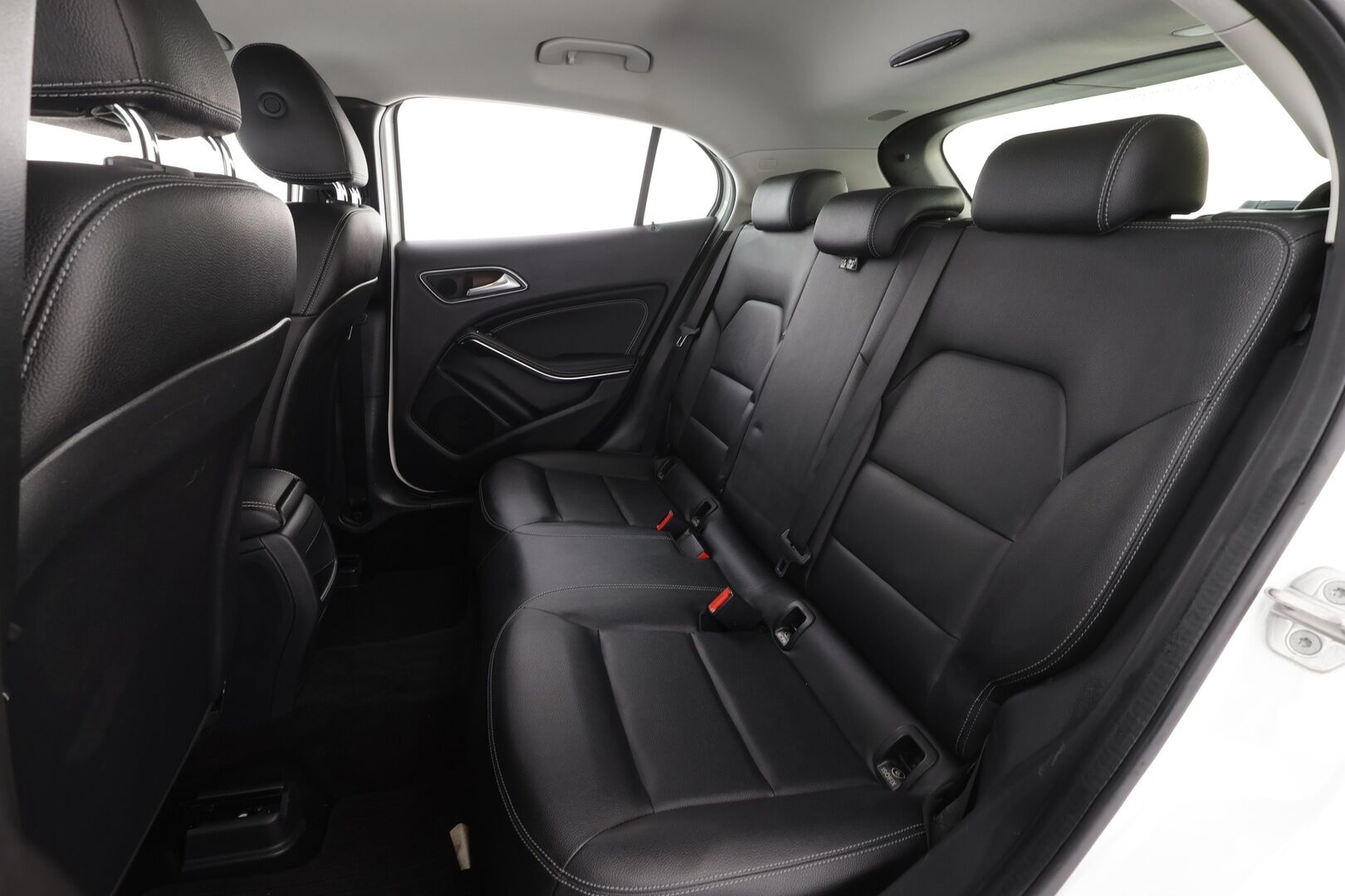 Mercedes-Benz GLA 2018 180 A Premium Business * Vakkari / P.kamera / LED / Navi / Sporttinahat / Apple&Android * - Kahdet renkaat aluvanteilla