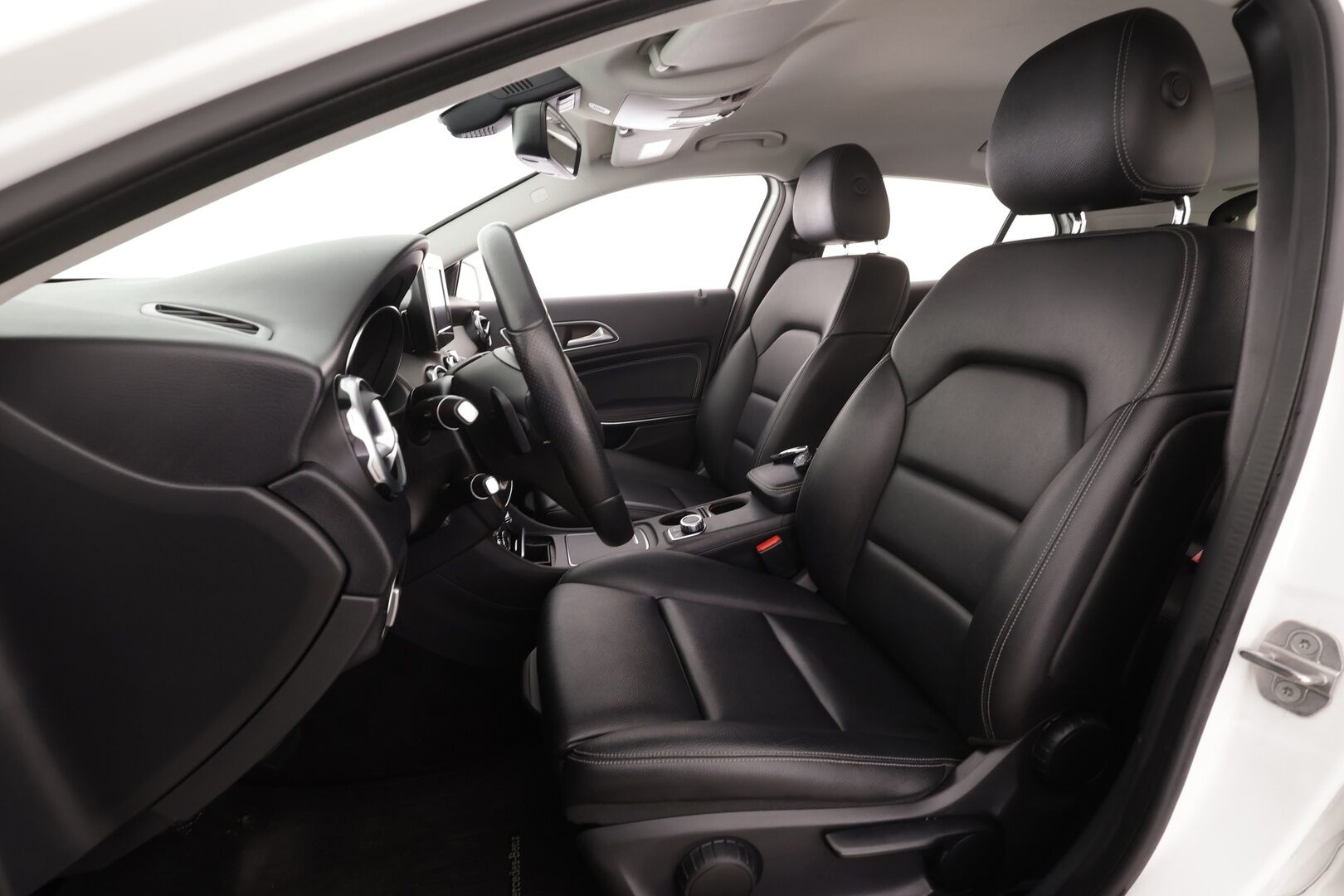 Mercedes-Benz GLA 2018 180 A Premium Business * Vakkari / P.kamera / LED / Navi / Sporttinahat / Apple&Android * - Kahdet renkaat aluvanteilla