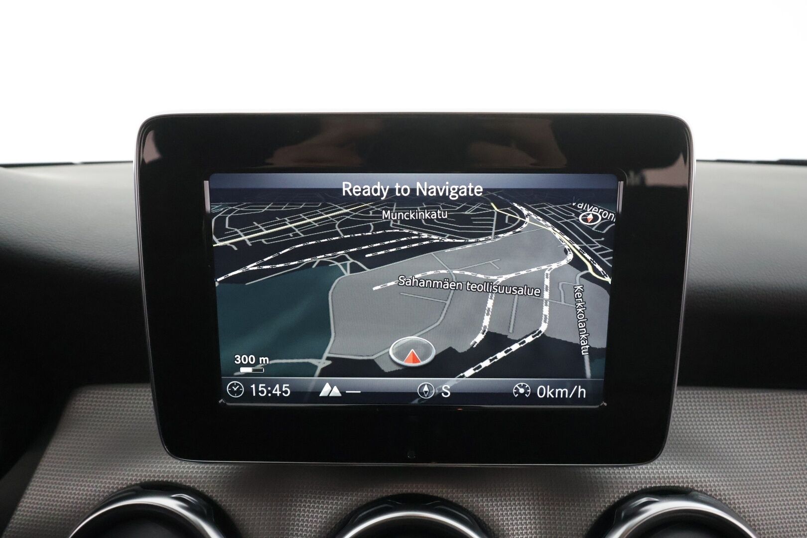 Mercedes-Benz GLA 2018 180 A Premium Business * Vakkari / P.kamera / LED / Navi / Sporttinahat / Apple&Android * - Kahdet renkaat aluvanteilla