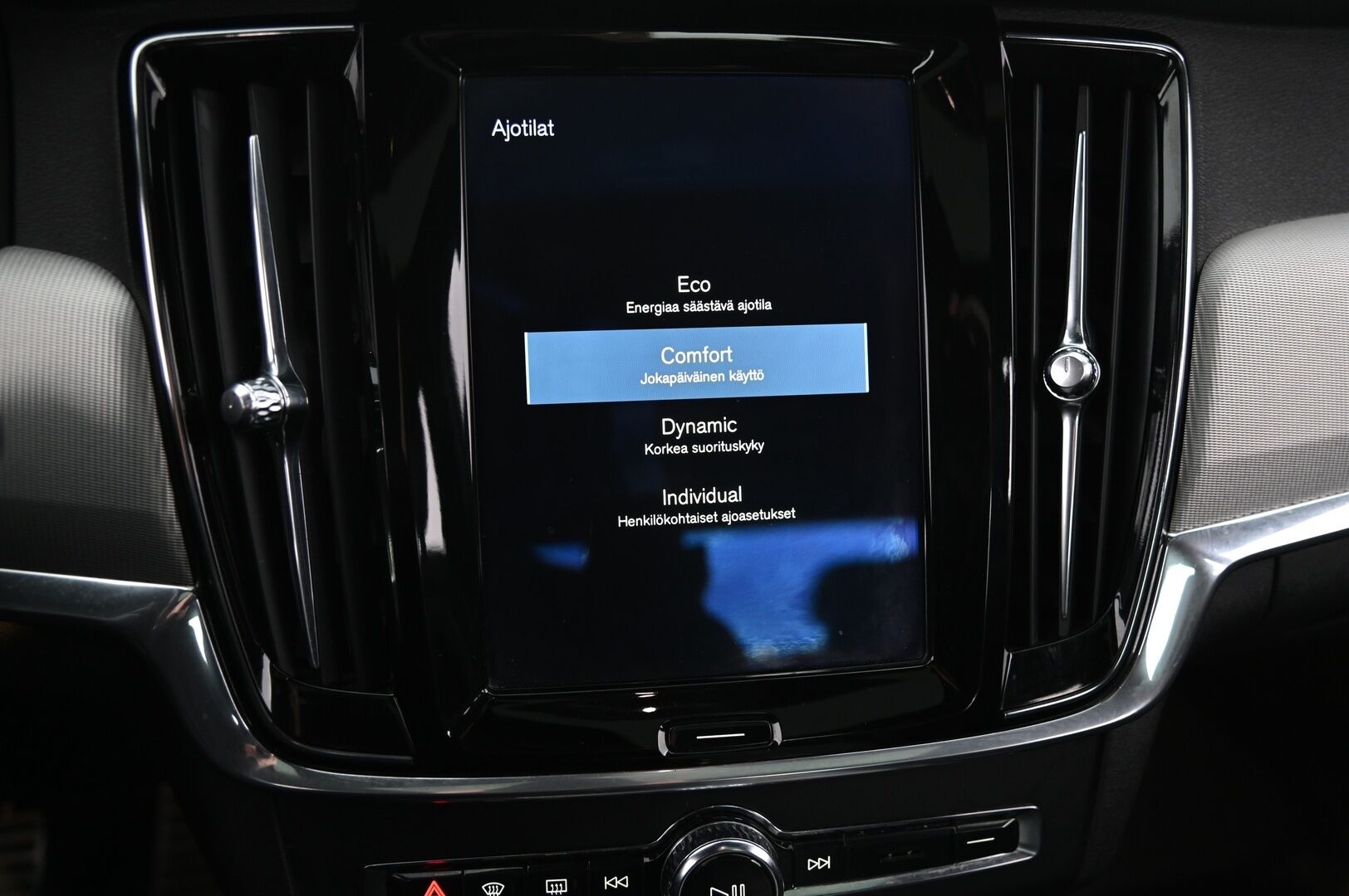 Volvo S90 2018 D4 AWD R-Design aut *Muistipenkki / ACC / BLIS / Vetokoukku / Webasto / Lasikattoluukku* - *Seuraava katsastus 4/26 / 2x Hyvät renkaat ja alumiinivanteet*