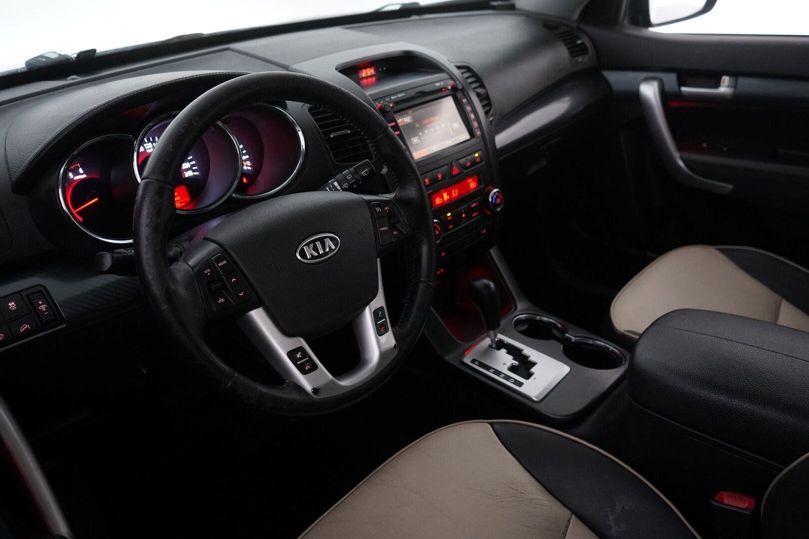 Kia Sorento 2012 2,2 CRDi AWD EX A/T 5P *Panorama / Lohko / Vakkari / Koukku / Kamera / Nahat* - Kahdet Kian alumiinivanteet / Juuri huollettu