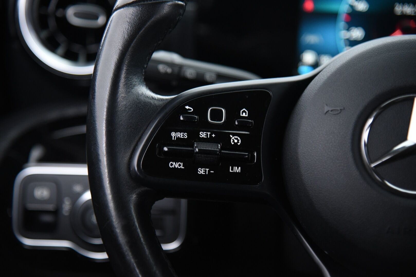 Mercedes-Benz A 2020 180 A Business Style / Suomi-Auto / P-kamera / Vetokoukku / LED - 2x Mercedes vanteet / Vakkari 