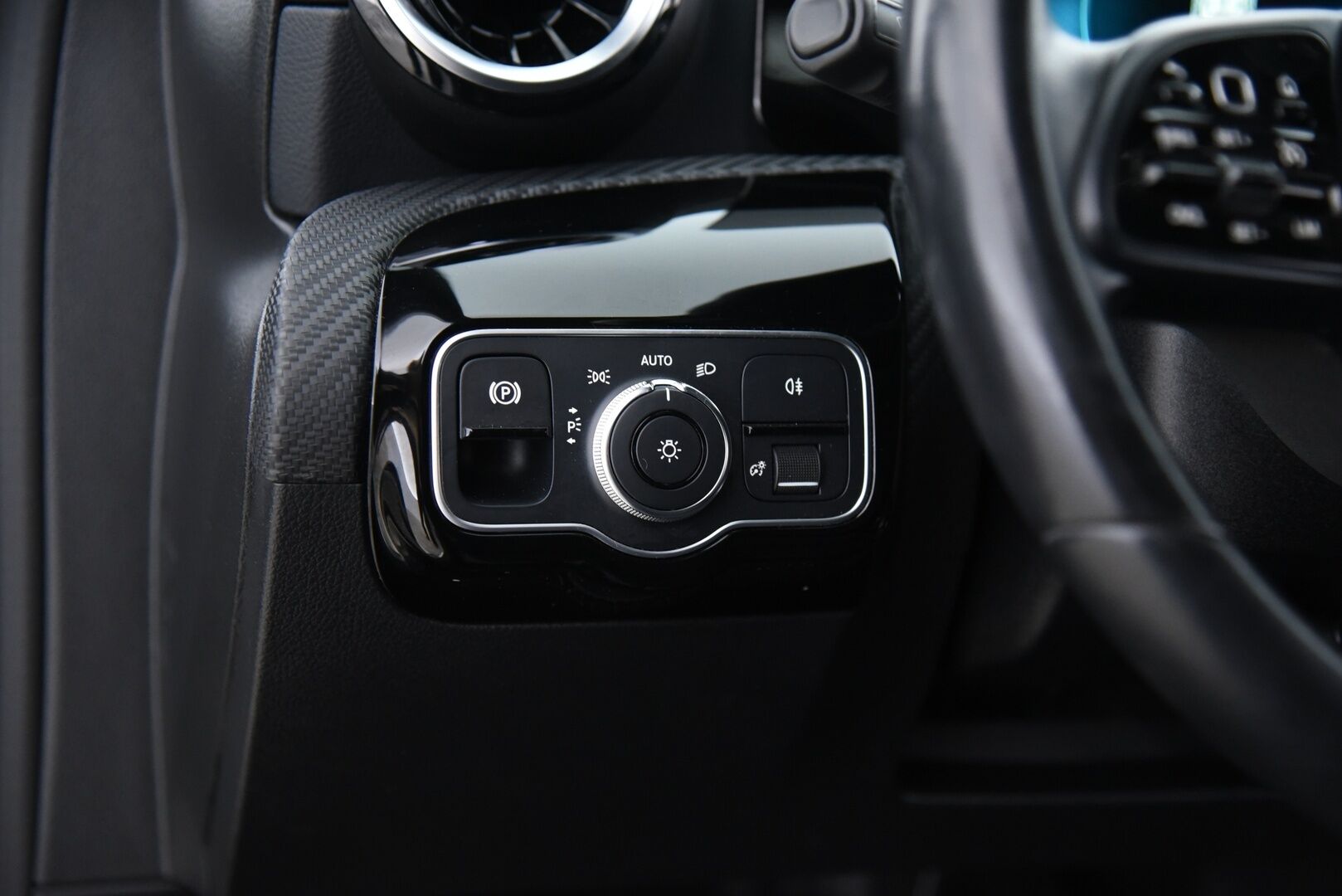 Mercedes-Benz A 2020 180 A Business Style / Suomi-Auto / P-kamera / Vetokoukku / LED - 2x Mercedes vanteet / Vakkari 