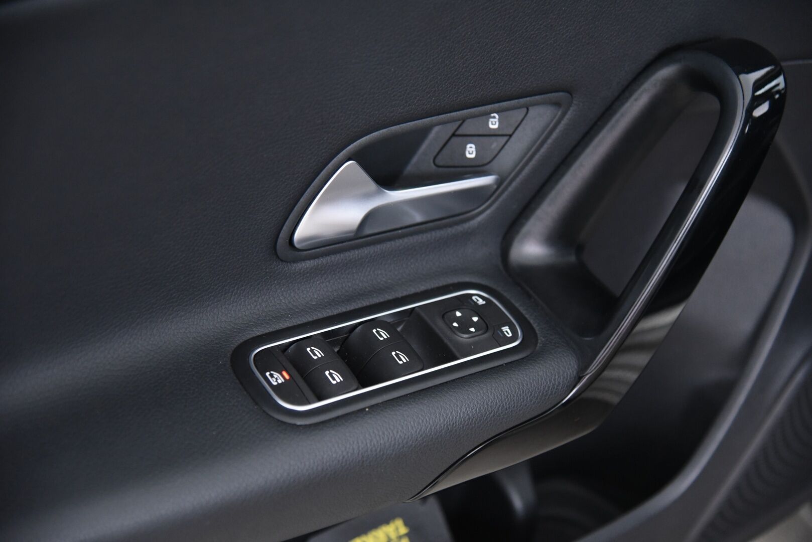 Mercedes-Benz A 2020 180 A Business Style / Suomi-Auto / P-kamera / Vetokoukku / LED - 2x Mercedes vanteet / Vakkari 