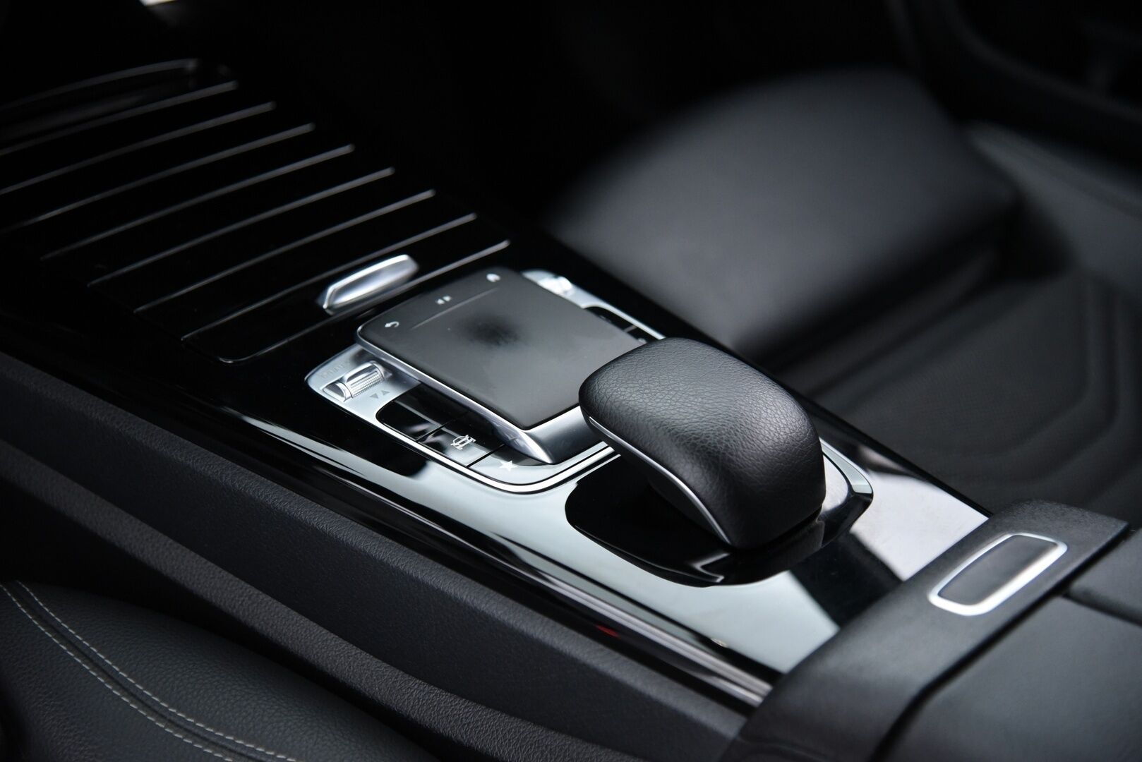 Mercedes-Benz A 2020 180 A Business Style / Suomi-Auto / P-kamera / Vetokoukku / LED - 2x Mercedes vanteet / Vakkari 