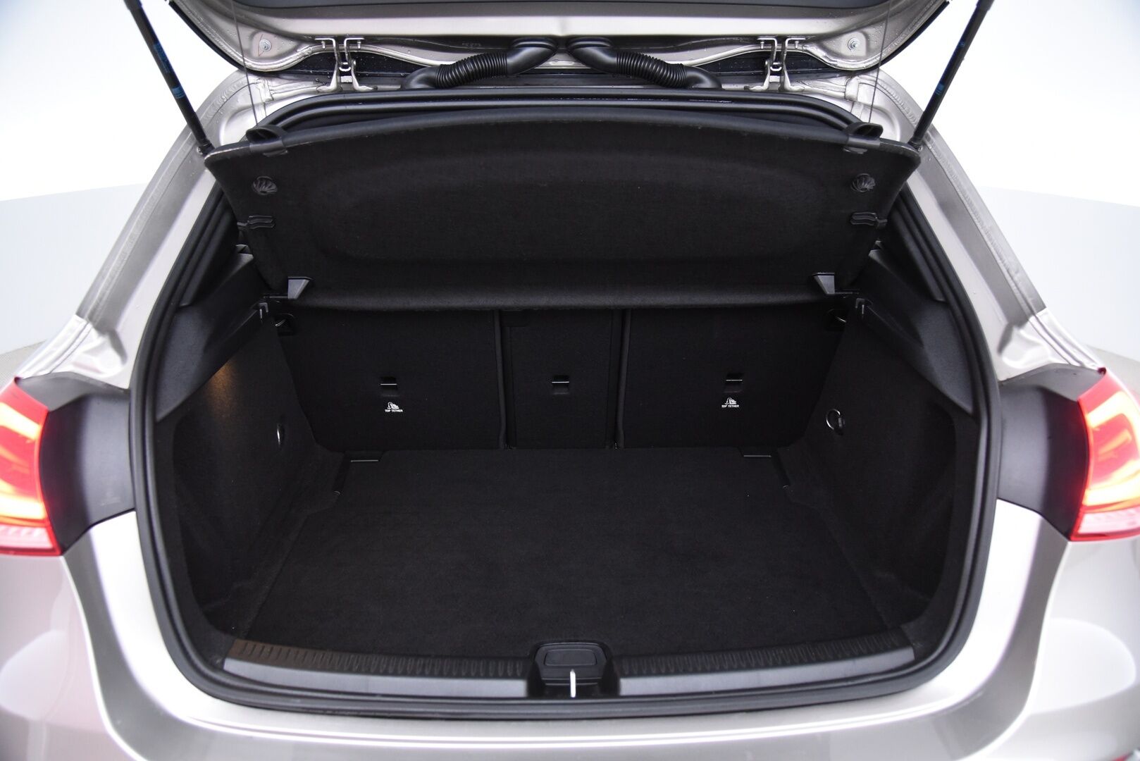 Mercedes-Benz A 2020 180 A Business Style / Suomi-Auto / P-kamera / Vetokoukku / LED - 2x Mercedes vanteet / Vakkari 