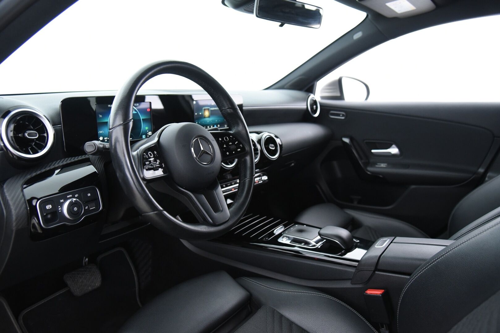 Mercedes-Benz A 2020 180 A Business Style / Suomi-Auto / P-kamera / Vetokoukku / LED - 2x Mercedes vanteet / Vakkari 