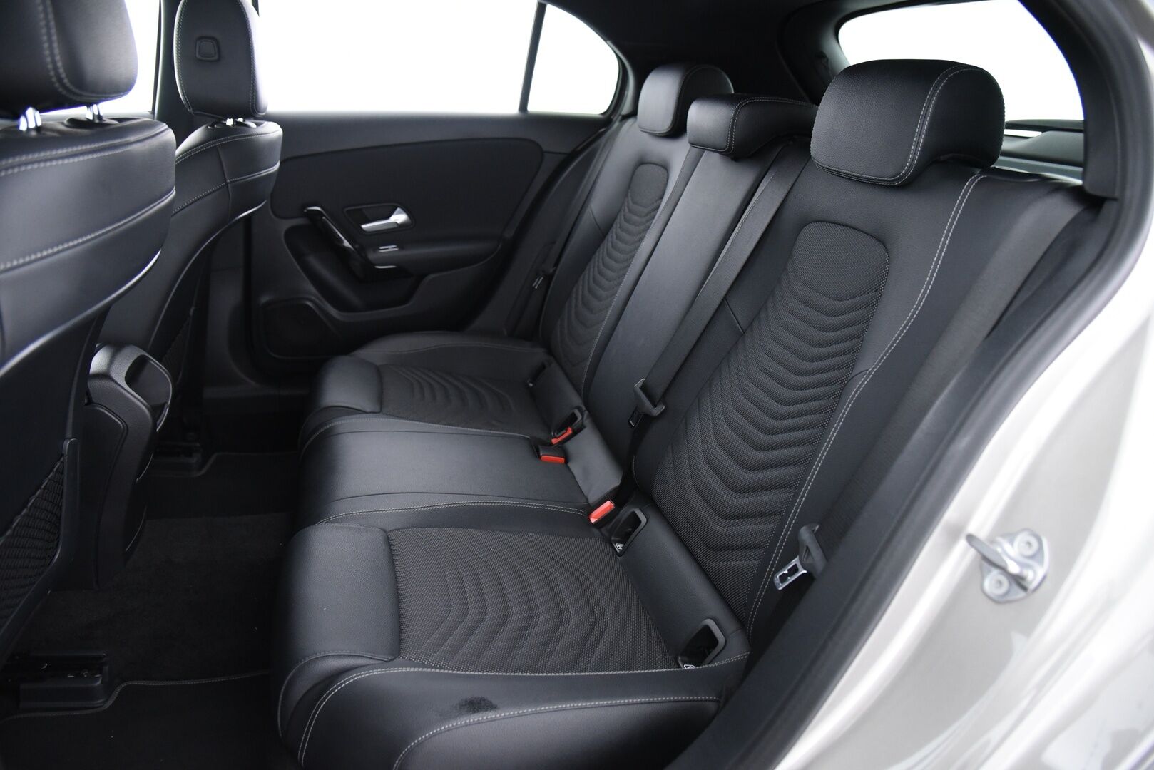 Mercedes-Benz A 2020 180 A Business Style / Suomi-Auto / P-kamera / Vetokoukku / LED - 2x Mercedes vanteet / Vakkari 