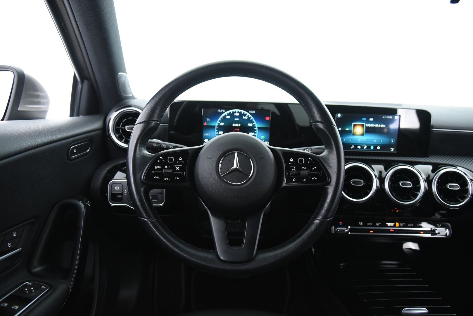 Mercedes-Benz A 2020 180 A Business Style / Suomi-Auto / P-kamera / Vetokoukku / LED - 2x Mercedes vanteet / Vakkari 