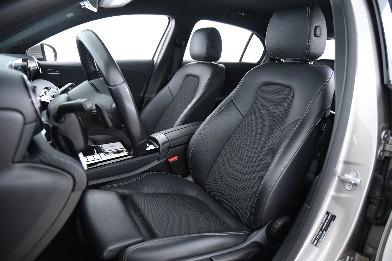 Mercedes-Benz A 2020 180 A Business Style / Suomi-Auto / P-kamera / Vetokoukku / LED - 2x Mercedes vanteet / Vakkari 