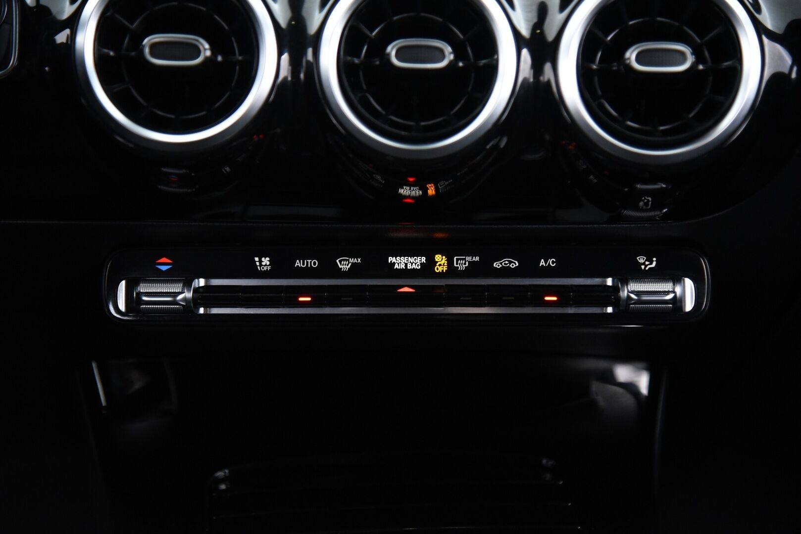 Mercedes-Benz A 2020 180 A Business Style / Suomi-Auto / P-kamera / Vetokoukku / LED - 2x Mercedes vanteet / Vakkari 