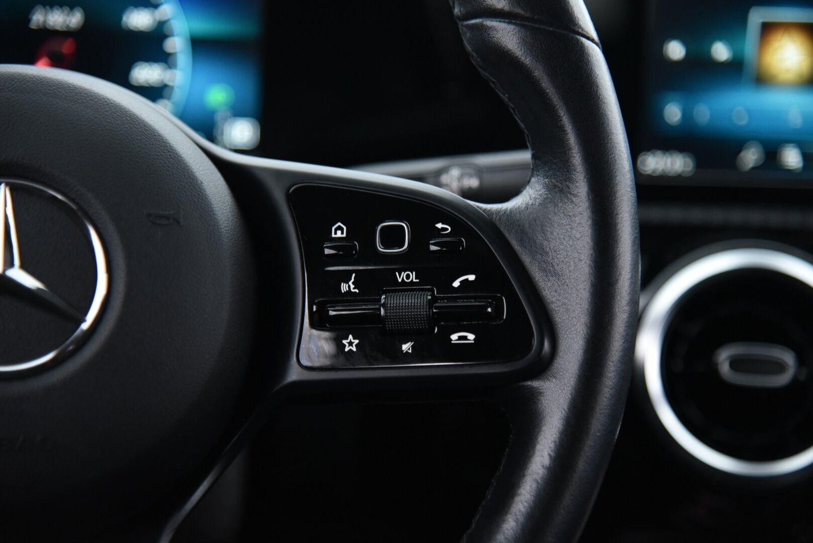 Mercedes-Benz A 2020 180 A Business Style / Suomi-Auto / P-kamera / Vetokoukku / LED - 2x Mercedes vanteet / Vakkari 
