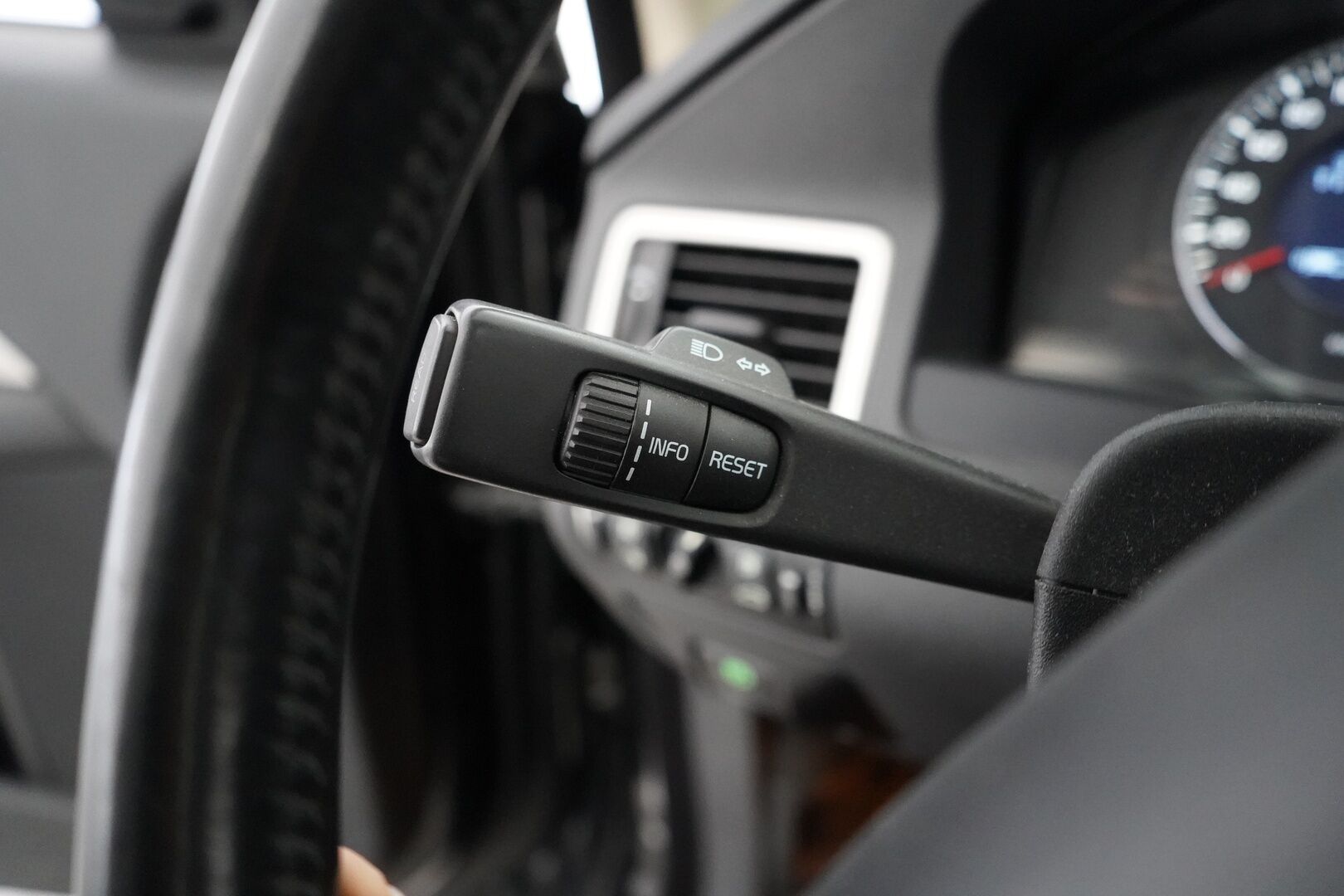 Volvo V70 2008 2.4D Summum aut *YritysOutlet - Myydään vain yrityksille* - Kahdet hyvät renkaat / Hyvät huollot / Kattoikkuna / Nahkasisusta