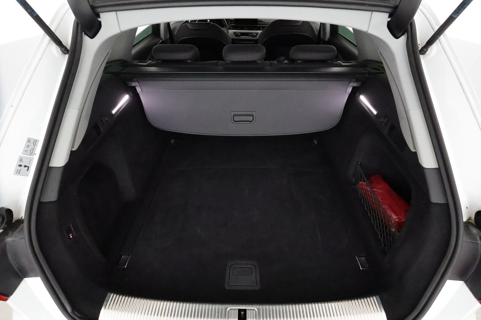 Audi A4 2020 Avant Business Advanced Comfort Edition 30 TDI 100 kW S tronic **Webasto / Matrix / Koukku / P.kamera / Digimittaristo** - Suomi-auto / Kahdet renkaat aluvanteilla
