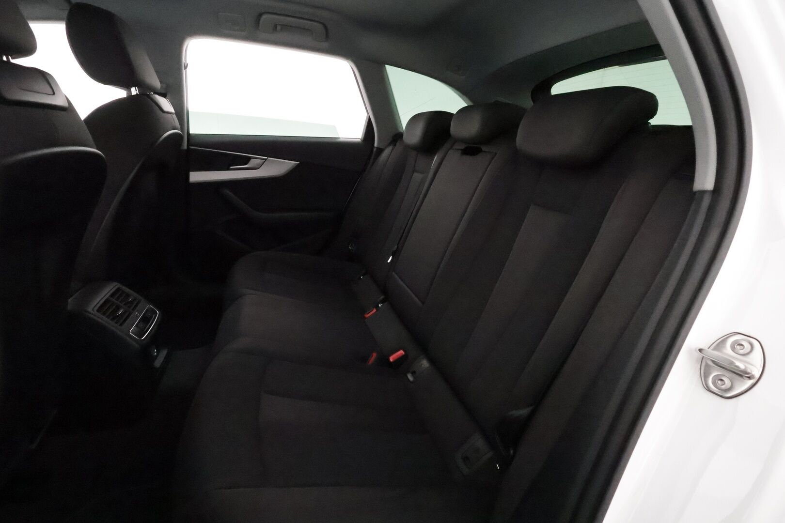 Audi A4 2020 Avant Business Advanced Comfort Edition 30 TDI 100 kW S tronic **Webasto / Matrix / Koukku / P.kamera / Digimittaristo** - Suomi-auto / Kahdet renkaat aluvanteilla