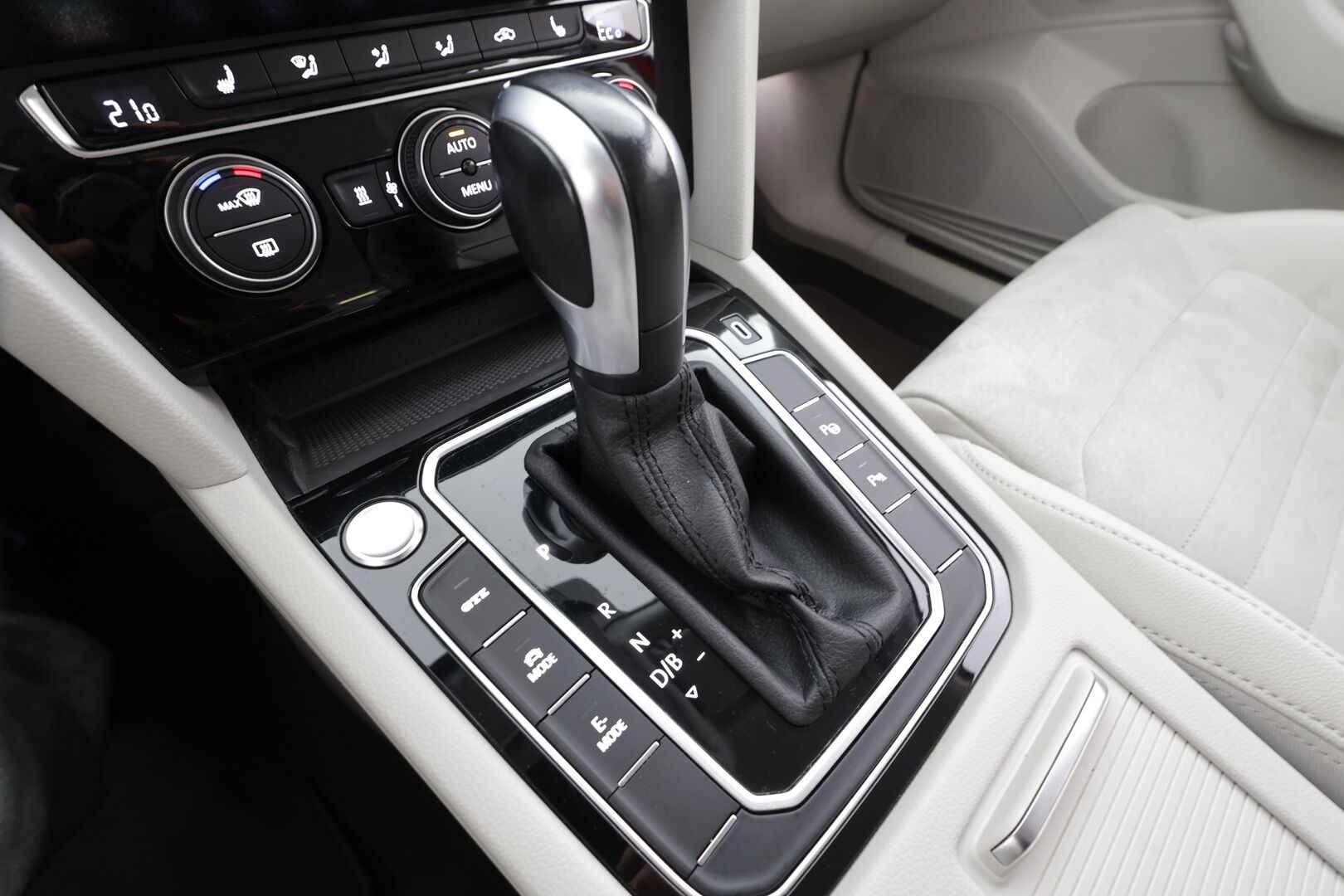 Volkswagen Passat 2020 Variant GTE Plug-In Hybrid 160kW DSG * ACC / Webasto / Matrix-LED / P.kamera / Navi / Kaistavahti / Keyless * - 1-om Suomi-auto / 2x Latauskaapelit / Kahdet renkaat