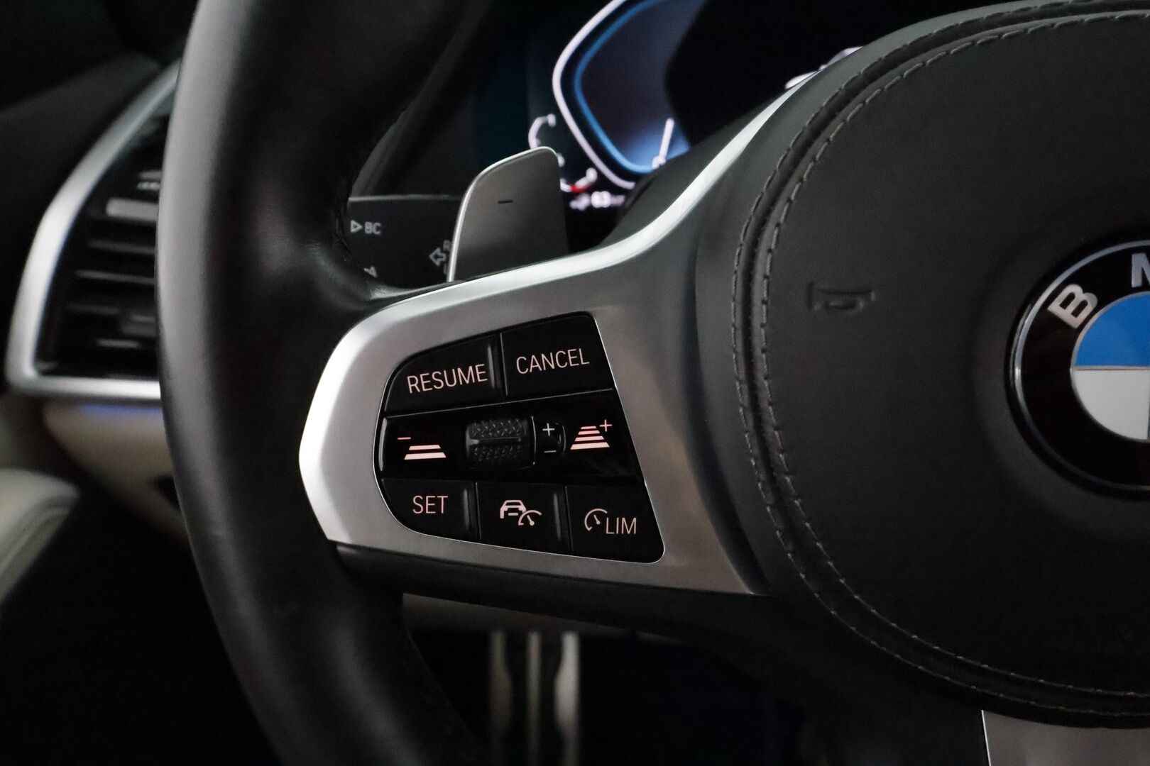 BMW X5 2020 G05 xDrive45e A M-Sport **Adapt.vakkari / Ilma-alusta / Adapt.LED / Muistipenkki / Digimittaristo / Vaaleat nahat** - 3,99 % KORKOTARJOUS TÄHÄN AUTOON 16.9. ASTI! - Akku kuntotarkastettu / Suomi-auto / Kahdet renkaat aluvanteilla