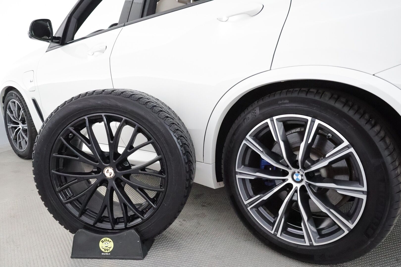 BMW X5 2020 G05 xDrive45e A M-Sport **Adapt.vakkari / Ilma-alusta / Adapt.LED / Muistipenkki / Digimittaristo / Vaaleat nahat** - 3,99 % KORKOTARJOUS TÄHÄN AUTOON 16.9. ASTI! - Akku kuntotarkastettu / Suomi-auto / Kahdet renkaat aluvanteilla