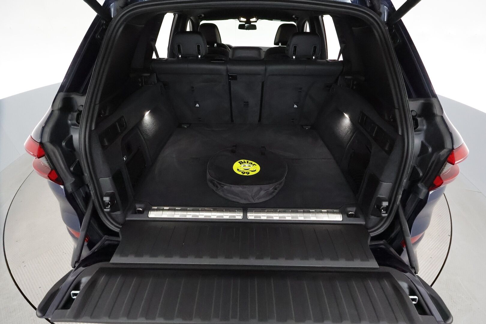 BMW X5 2020 G05 xDrive45e A M-Sport **Adapt.vakkari / HUD / Ilma-alusta / Adapt.LED / Comfort Access / Muistipenkit** - 3,99 % KORKOTARJOUS TÄHÄN AUTOON 31.8. ASTI! - Suomi-auto / Merkkihuollettu / Digimittaristo / Navi / Koukku / Nelipyöräohjaus / Hifit / 360.kamera / Display Key 