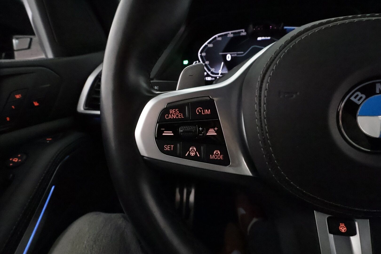 BMW X5 2020 G05 xDrive45e A M-Sport **Adapt.vakkari / HUD / Ilma-alusta / Adapt.LED / Comfort Access / Muistipenkit** - 3,99 % KORKOTARJOUS TÄHÄN AUTOON 31.8. ASTI! - Suomi-auto / Merkkihuollettu / Digimittaristo / Navi / Koukku / Nelipyöräohjaus / Hifit / 360.kamera / Display Key 