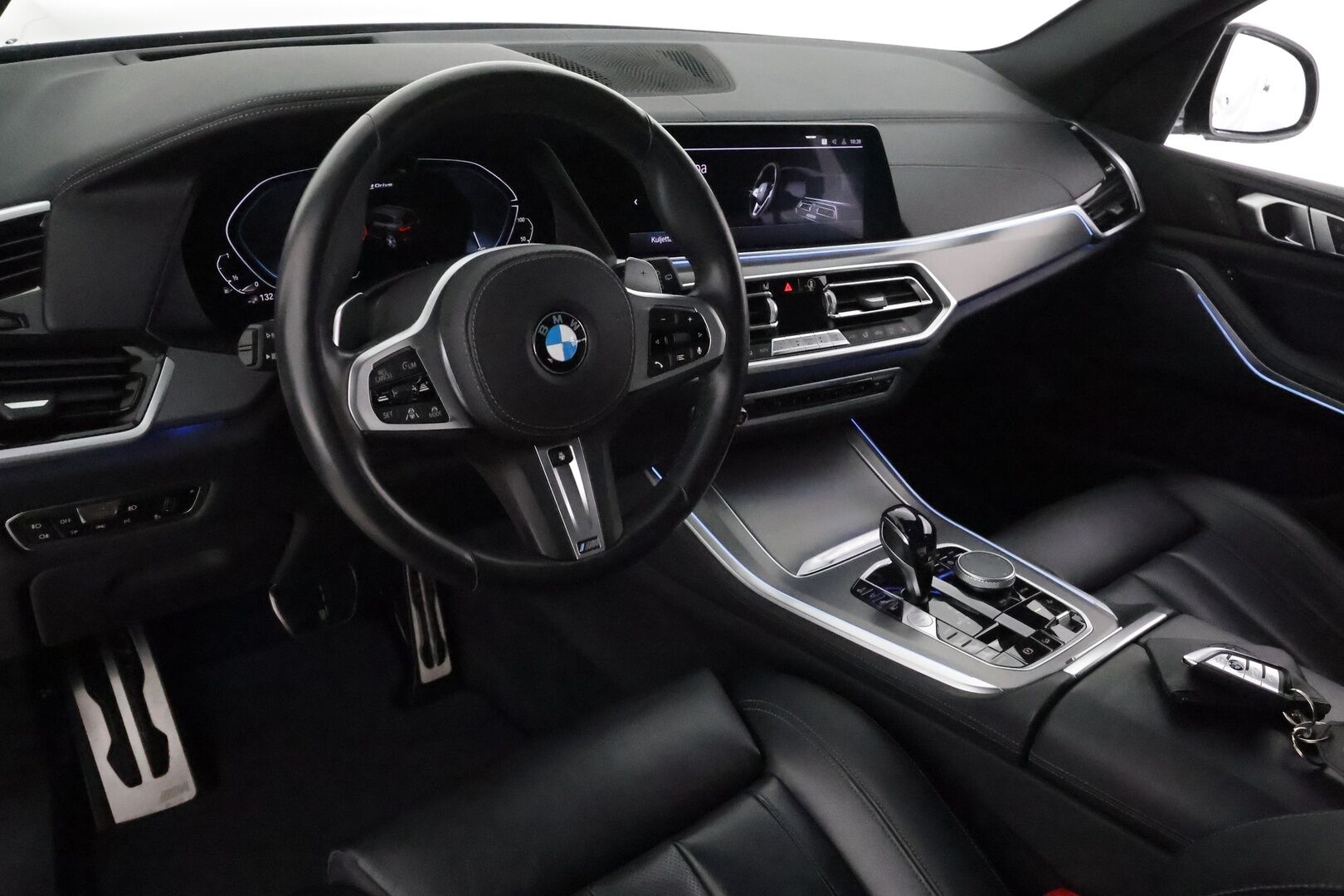 BMW X5 2020 G05 xDrive45e A M-Sport **Adapt.vakkari / HUD / Nelipyöräohjaus / Koukku / 360 Kamera / HiFi / Comfort istuimet** - Super varusteilla / Suomi-auto / Merkkihuollettu / Digimittaristo / Navi / Comfort Access / Ilma-alusta / Adapt.LED / Display Key 