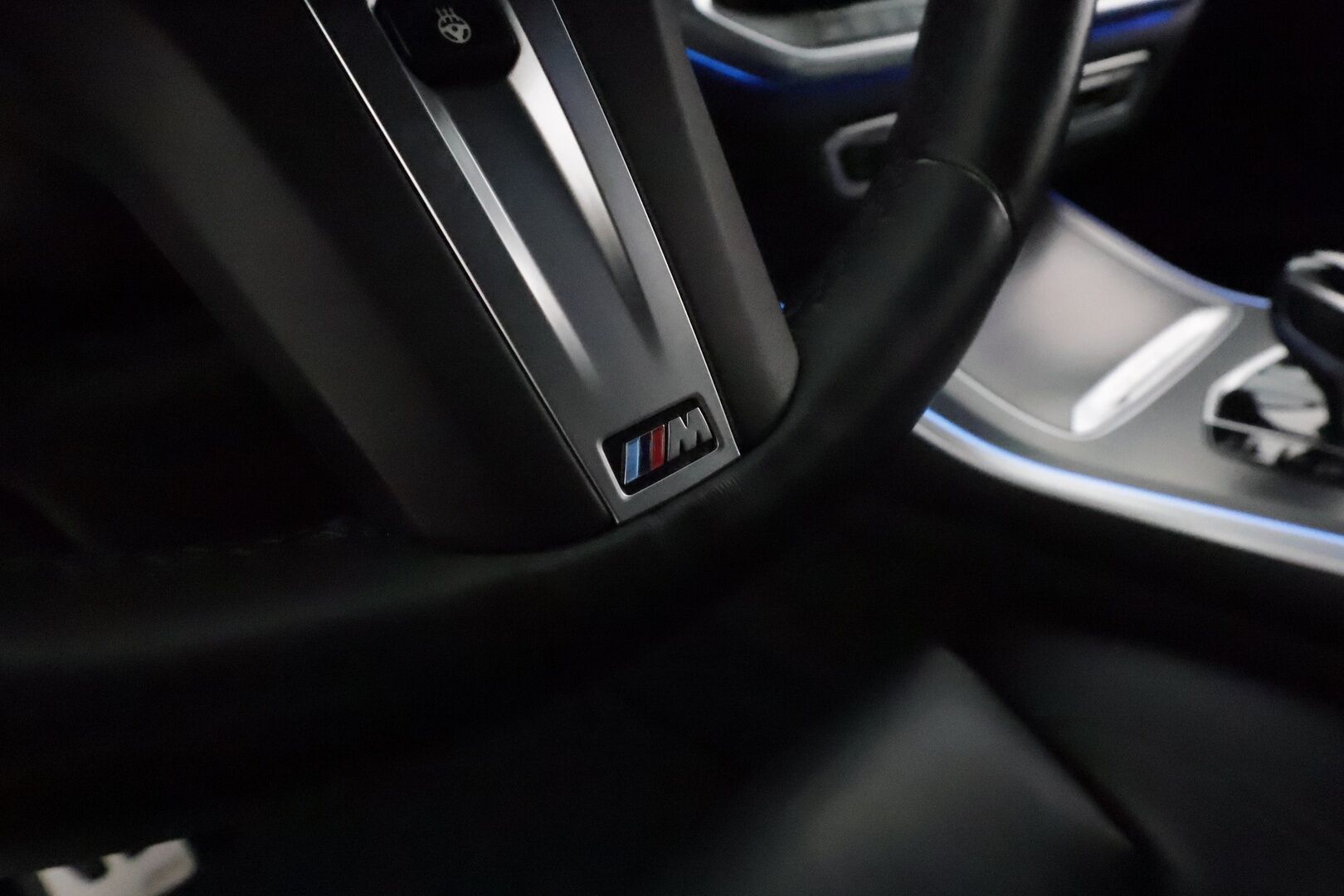 BMW X5 2020 G05 xDrive45e A M-Sport **Adapt.vakkari / HUD / Nelipyöräohjaus / Koukku / 360 Kamera / HiFi / Comfort istuimet** - Super varusteilla / Suomi-auto / Merkkihuollettu / Digimittaristo / Navi / Comfort Access / Ilma-alusta / Adapt.LED / Display Key 