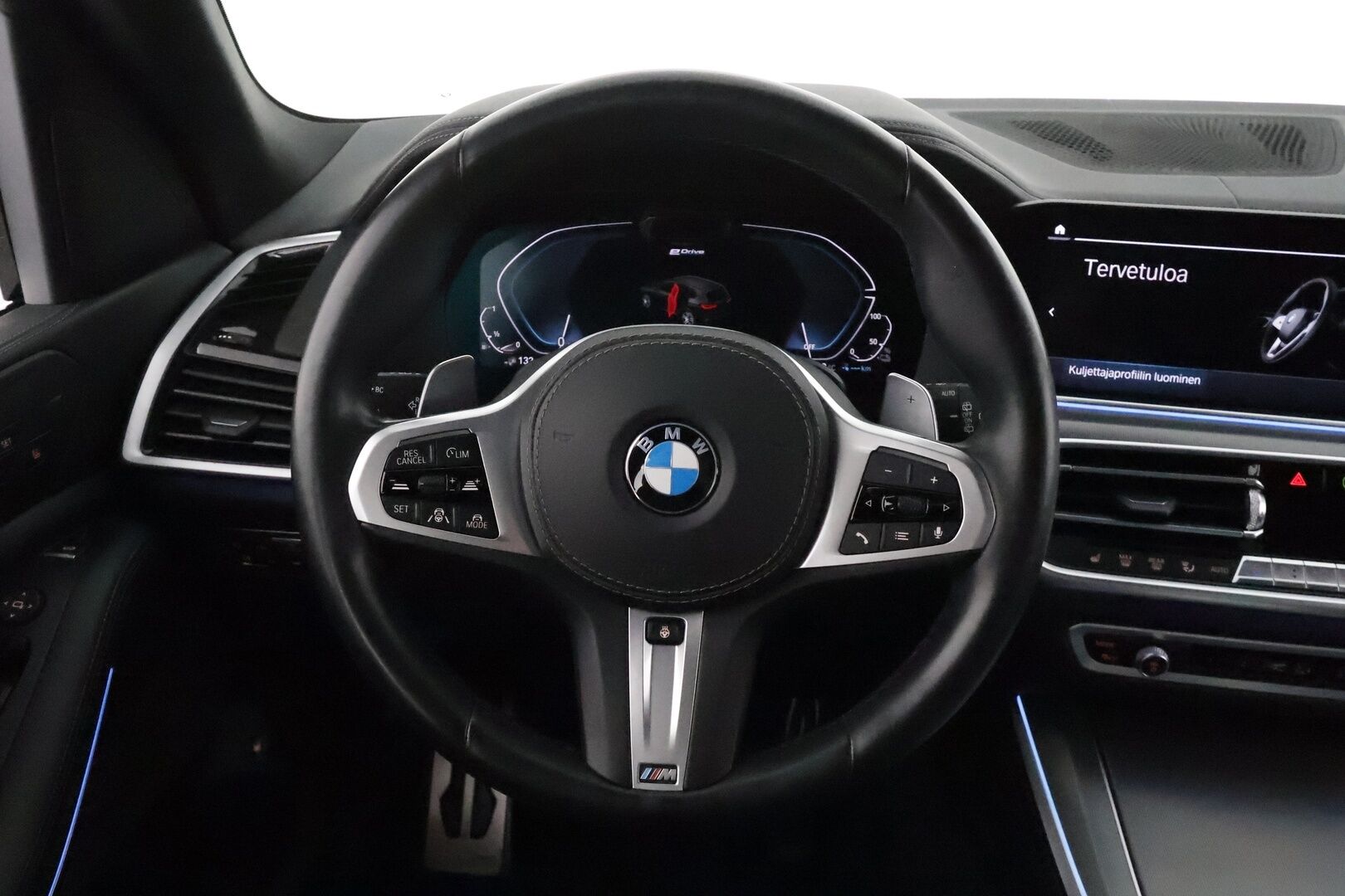 BMW X5 2020 G05 xDrive45e A M-Sport **Adapt.vakkari / HUD / Ilma-alusta / Adapt.LED / Comfort Access / Muistipenkit** - 3,99 % KORKOTARJOUS TÄHÄN AUTOON 31.8. ASTI! - Suomi-auto / Merkkihuollettu / Digimittaristo / Navi / Koukku / Nelipyöräohjaus / Hifit / 360.kamera / Display Key 