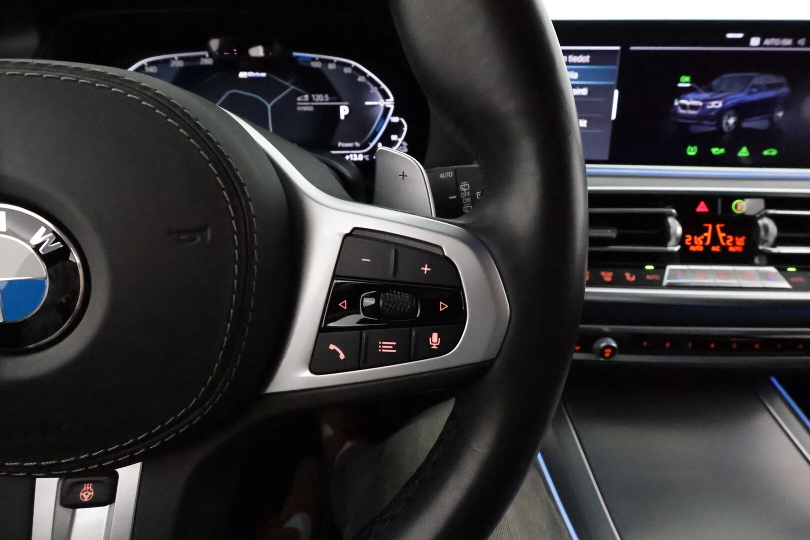 BMW X5 2020 G05 xDrive45e A M-Sport **Adapt.vakkari / HUD / Nelipyöräohjaus / Koukku / 360 Kamera / HiFi / Comfort istuimet** - Super varusteilla / Suomi-auto / Merkkihuollettu / Digimittaristo / Navi / Comfort Access / Ilma-alusta / Adapt.LED / Display Key 