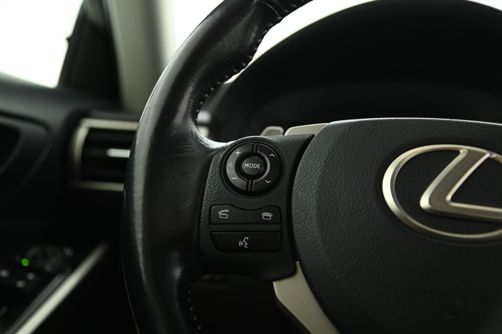 Lexus IS 2015 IS300H Hybrid A Comfort *KeylessGo / Puolinahat / Lohko S.Pistoke / Vakkari / P.Kamera* - Hieno Lexus huippurenkain sekä erittäin särmällä huoltohistorialla!