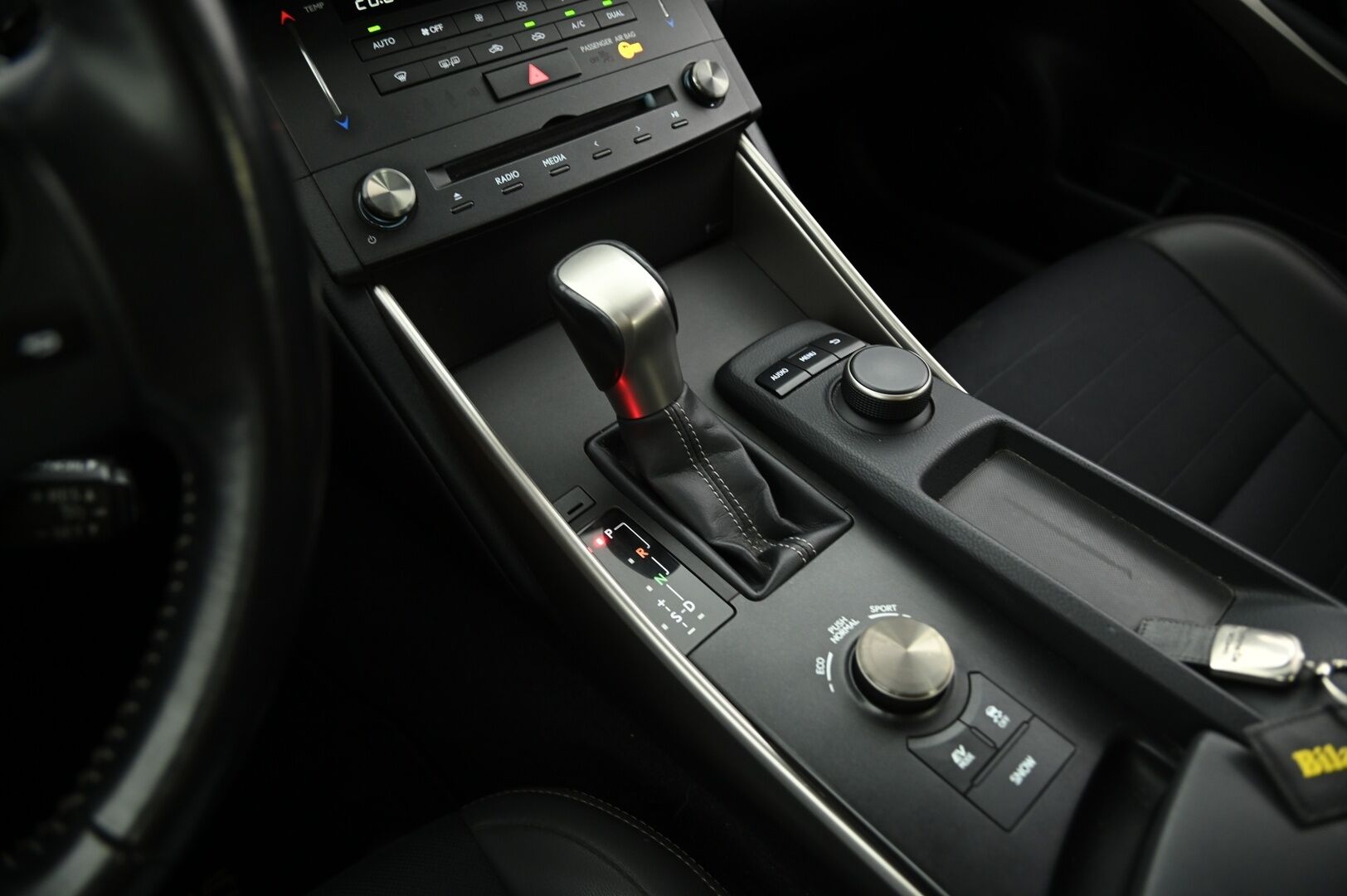 Lexus IS 2015 IS300H Hybrid A Comfort *KeylessGo / Puolinahat / Lohko S.Pistoke / Vakkari / P.Kamera* - Hieno Lexus huippurenkain sekä erittäin särmällä huoltohistorialla!