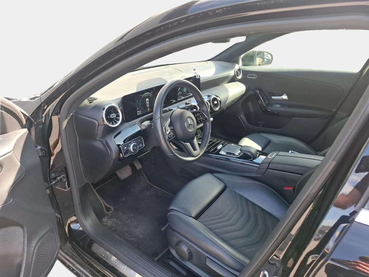 Mercedes-Benz A 2019 180 A Business Style - | Kamera | Lohko | Sporttipenkit | LED | Kaistavahti | Vakkari | Suomi-auto | Kahdet Mersun vanteet | Kattavasti huollettu! |