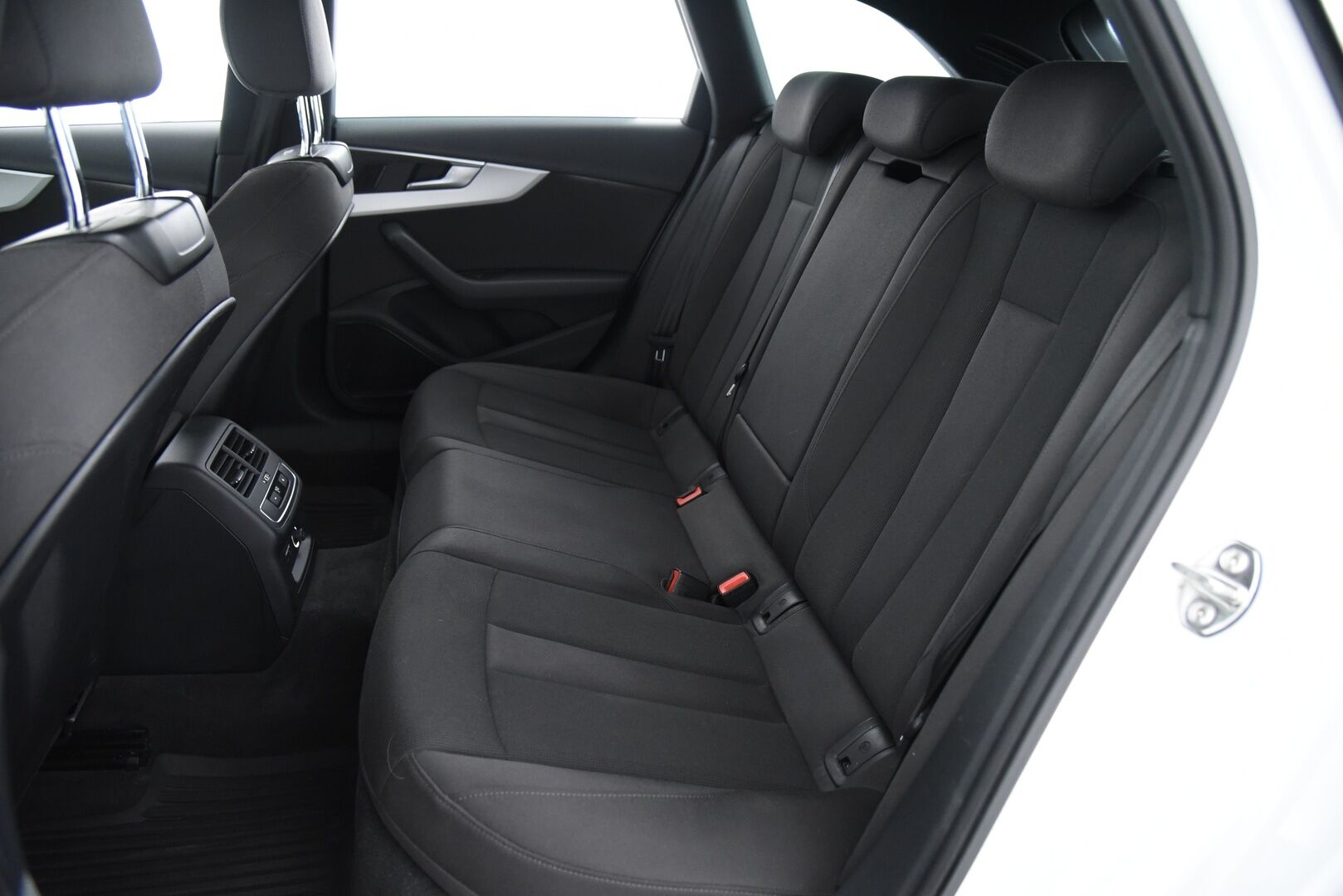 Audi A4 2020 Avant Business S line Comfort Edition 35 TFSI 110 kW MHEV S tronic / B&O / Webasto / Digimittaristo / 360 / Koukku - Katso varusteet! / Suomi-auto / Hierovat sporttipenkit / LED