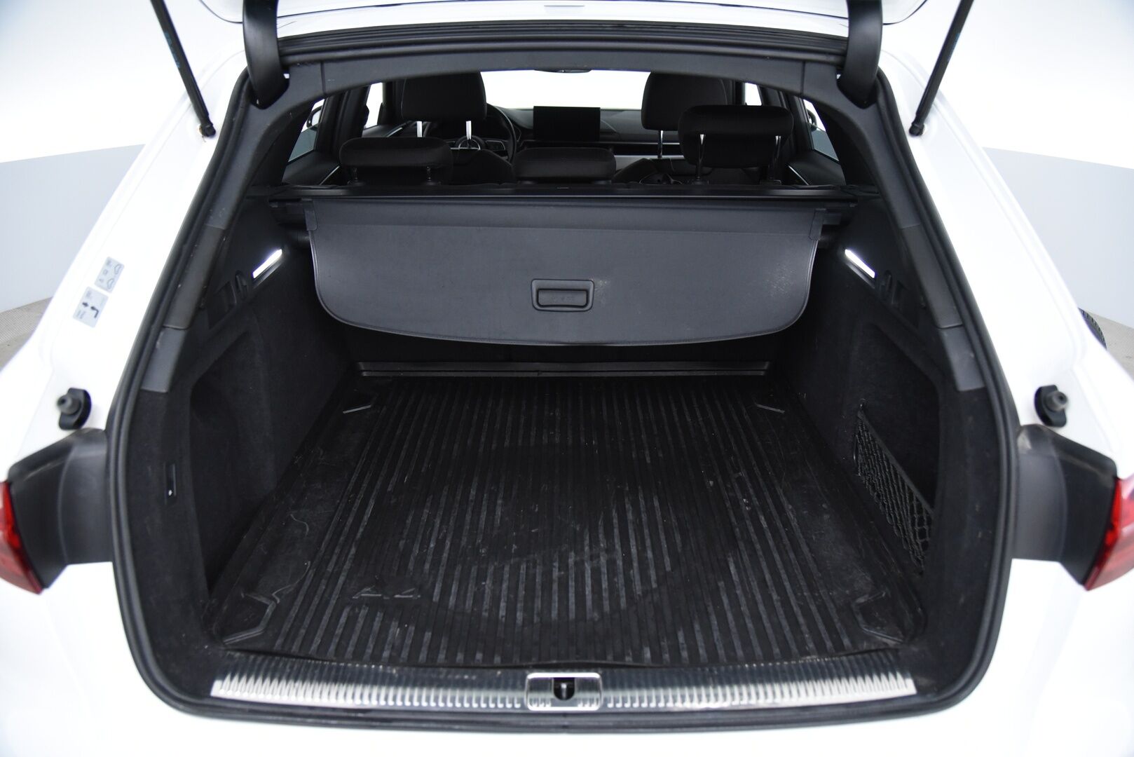 Audi A4 2020 Avant Business S line Comfort Edition 35 TFSI 110 kW MHEV S tronic / B&O / Webasto / Digimittaristo / 360 / Koukku - Katso varusteet! / Suomi-auto / Hierovat sporttipenkit / LED