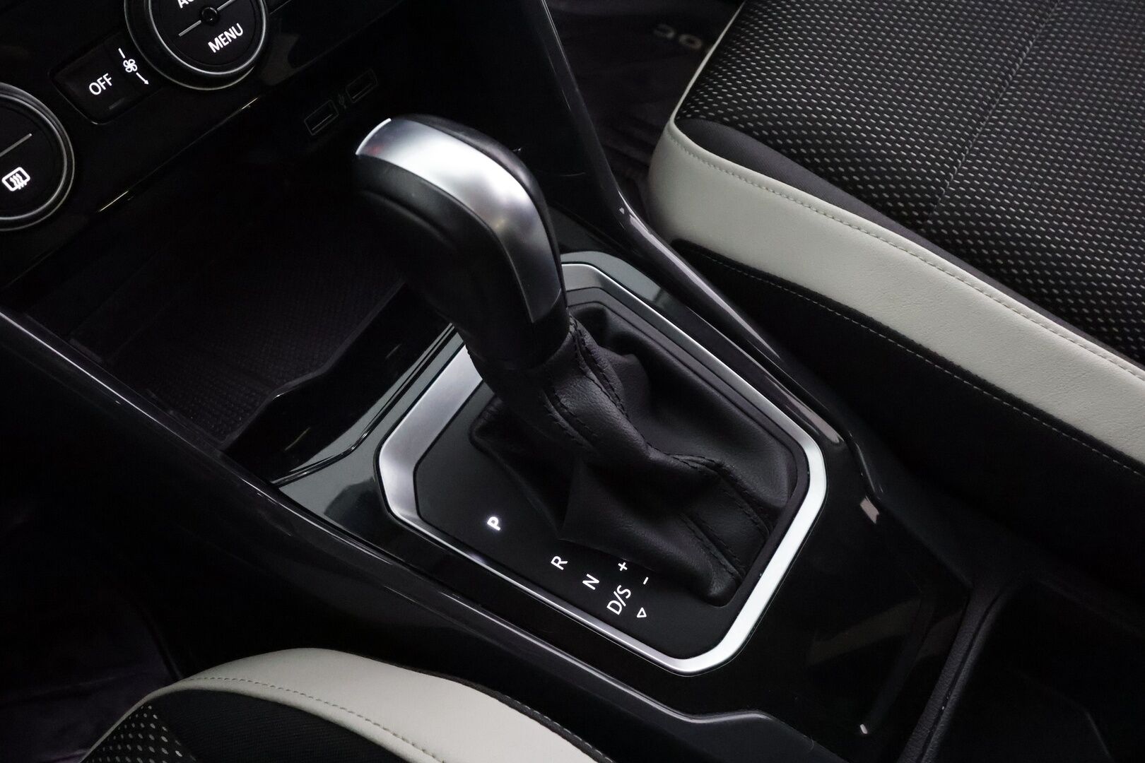 Volkswagen T-Roc 2020 Sport 1,5 TSI EVO 110 kW DSG * ACC / LED / P.tutkat / Koukku / Kaistavahti / Digimittaristo *