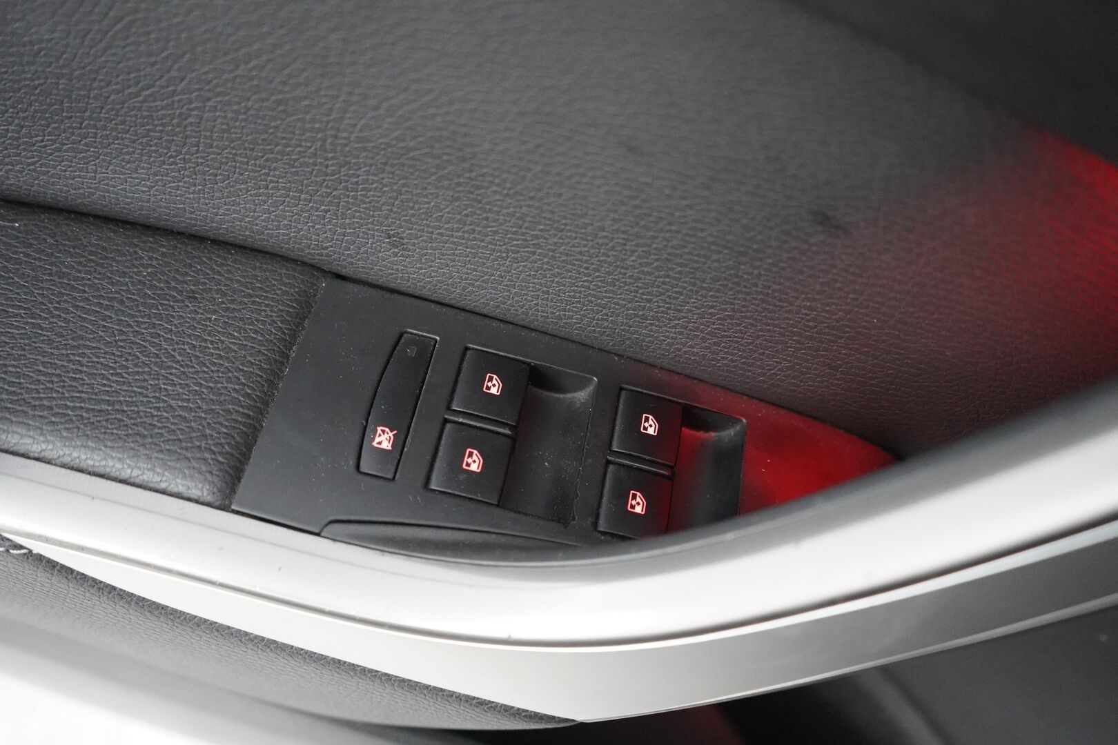 Opel Astra 2011 MYYDÄÄN HUUTOKAUPAT.COM