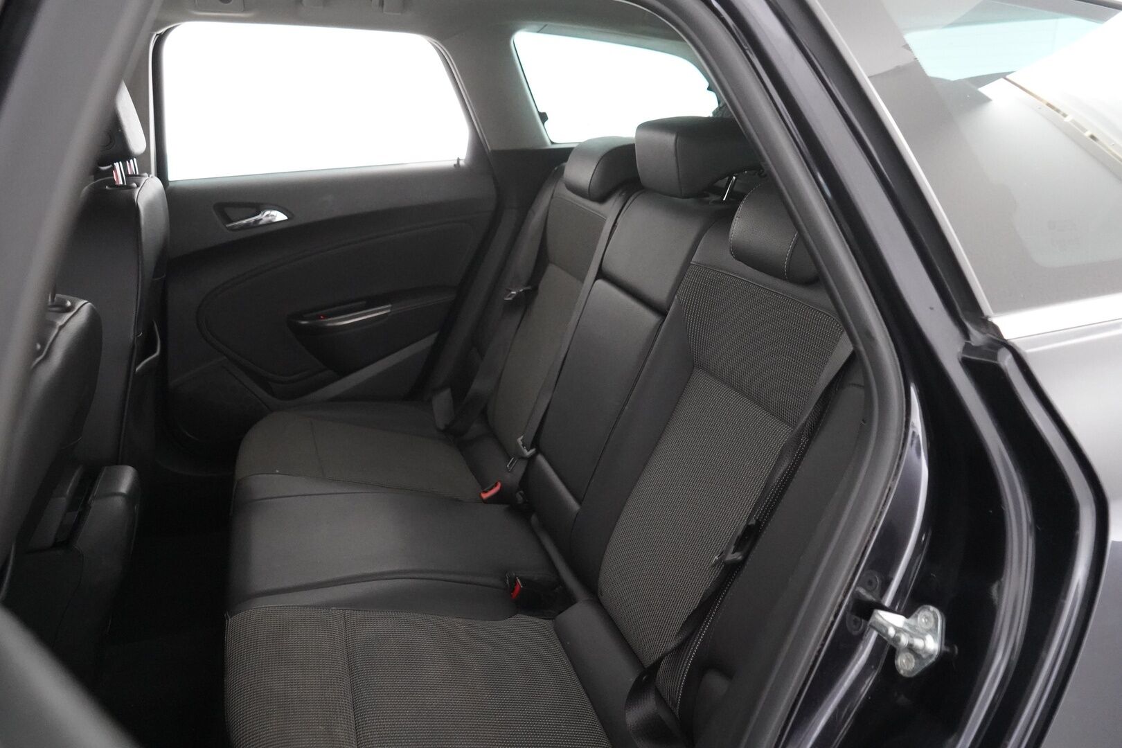 Opel Astra 2011 MYYDÄÄN HUUTOKAUPAT.COM