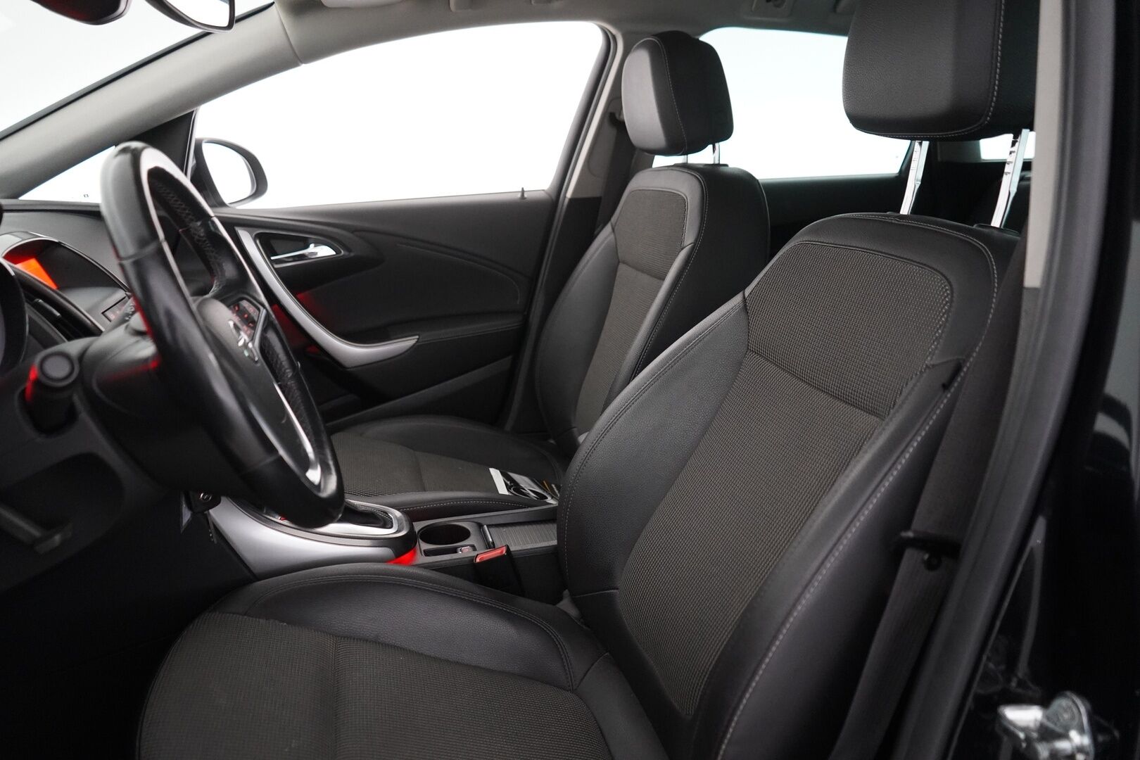 Opel Astra 2011 MYYDÄÄN HUUTOKAUPAT.COM