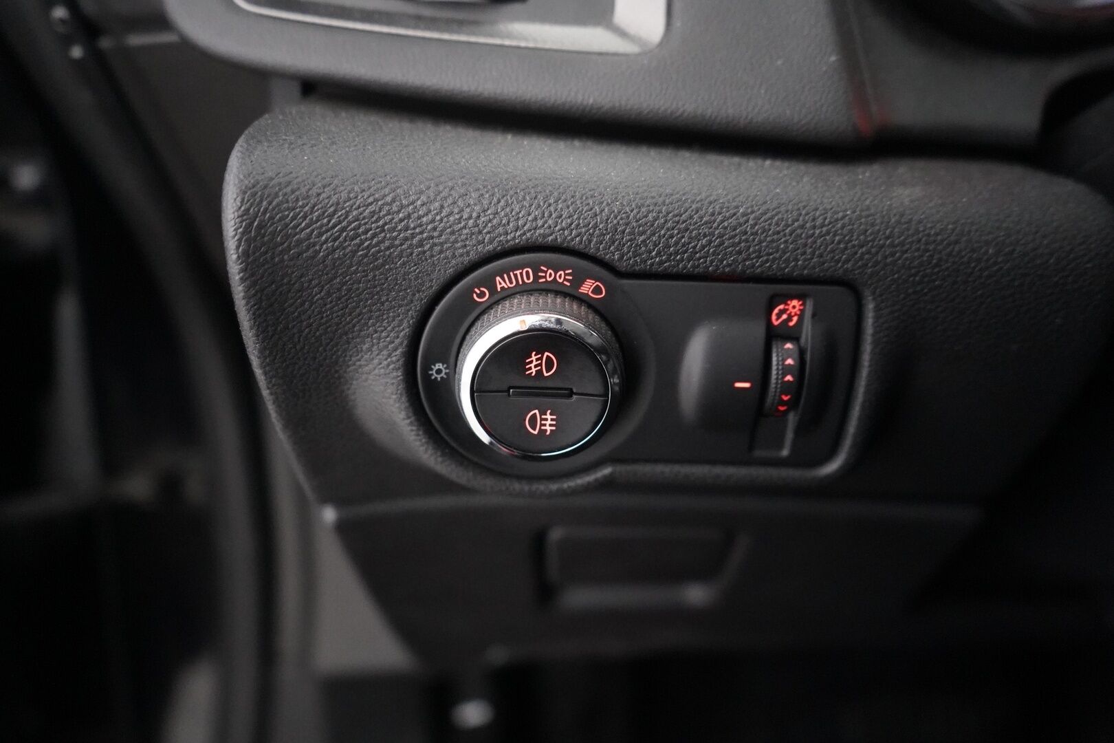 Opel Astra 2011 MYYDÄÄN HUUTOKAUPAT.COM