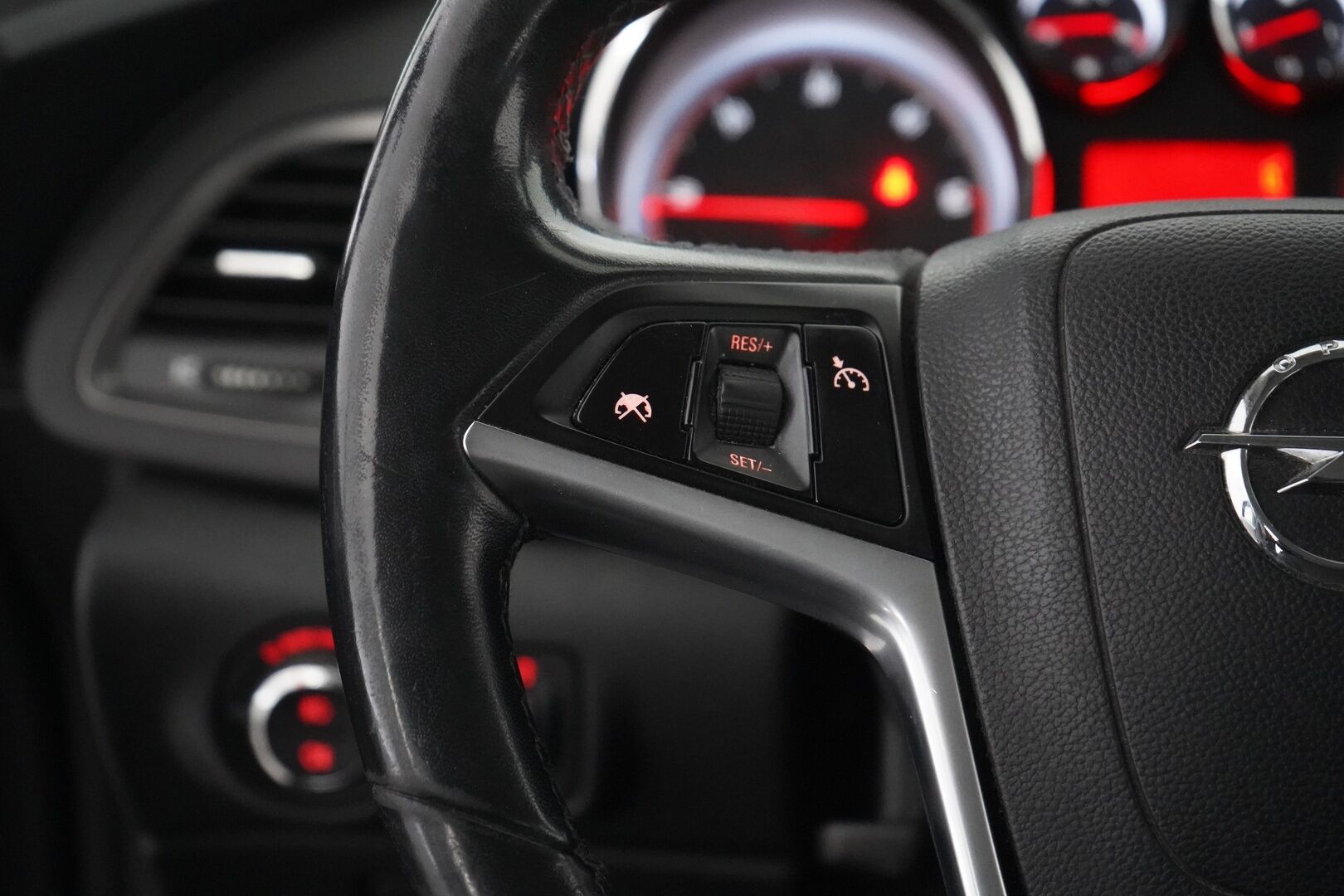 Opel Astra 2011 MYYDÄÄN HUUTOKAUPAT.COM