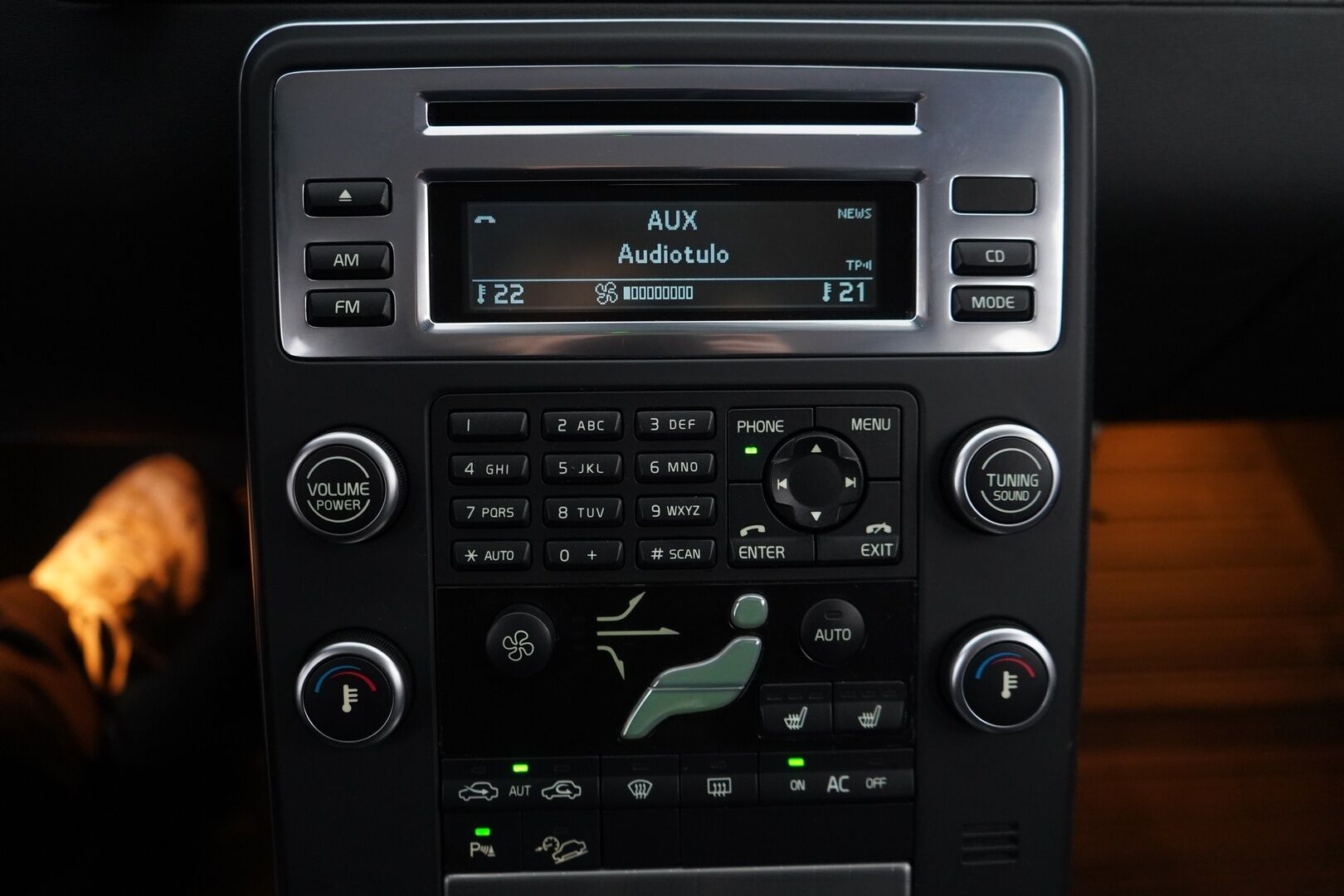 Volvo XC70 2011 D5 AWD Summum aut * Webasto / Vakkari / Tutka / Koukku /  Xenon * - Suomi-auto / Kahdet alumiinivanteet / Jakopää tehty 09/25!